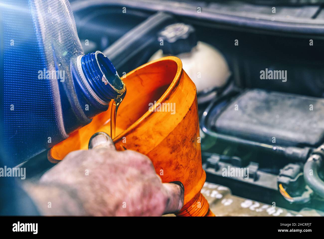Refueling and pouring oil quality into the engine motor car
