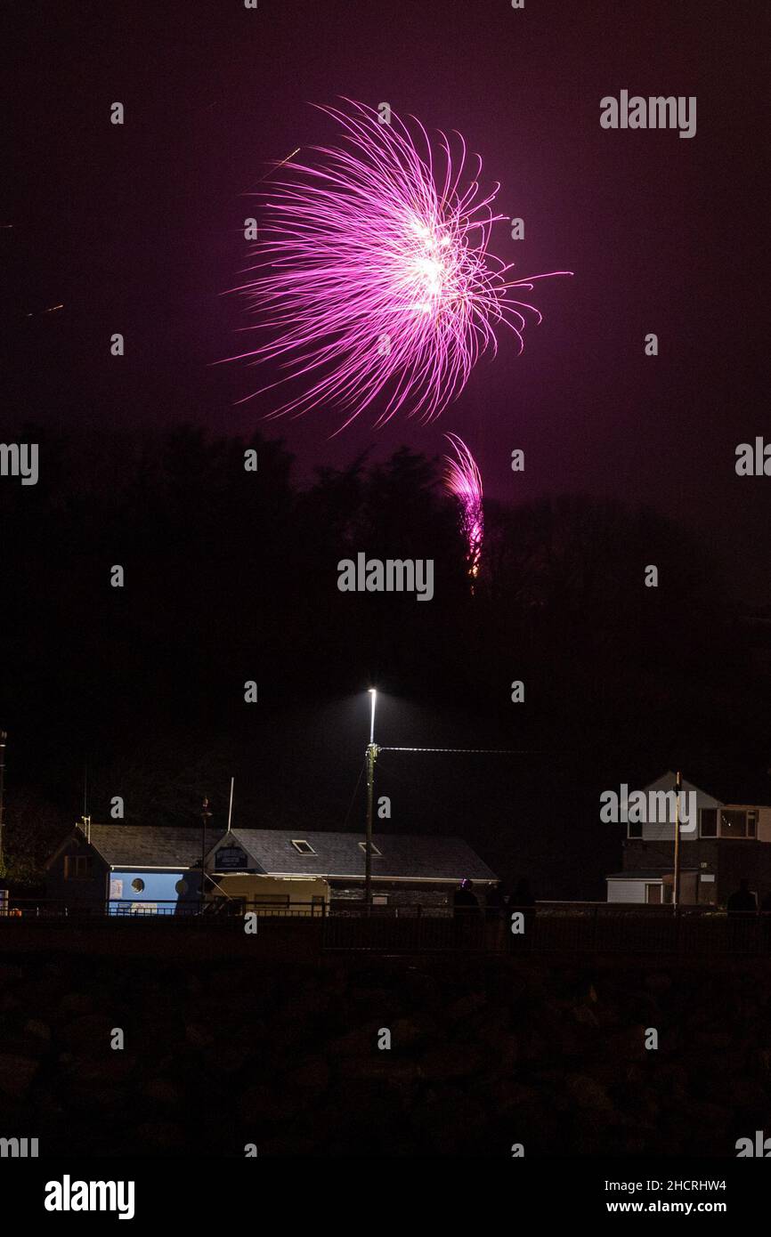 Bantry, West Cork, Ireland. 31st Dec, 2021. Bantry witnessed a fireworks display this evening, to welcome in 2022. The display, sponsored by Keohane's Seafood and The Bantry Vintners Association, was held at the earlier time of 8pm due to COVID. Hundreds of locals and tourists watched the display. Credit: AG News/Alamy Live News Stock Photo