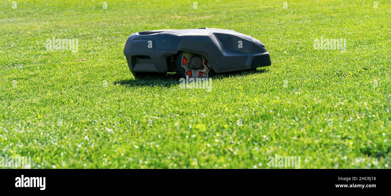 Robotic lawn mower hires stock photography and images Alamy