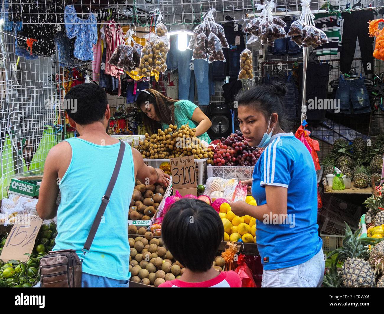 Manila, Philippines. 31st Dec, 2021. A fruit vendor busy attending to her customers ahead of New Year's Eve in Divisoria. Credit: SOPA Images Limited/Alamy Live News Stock Photo