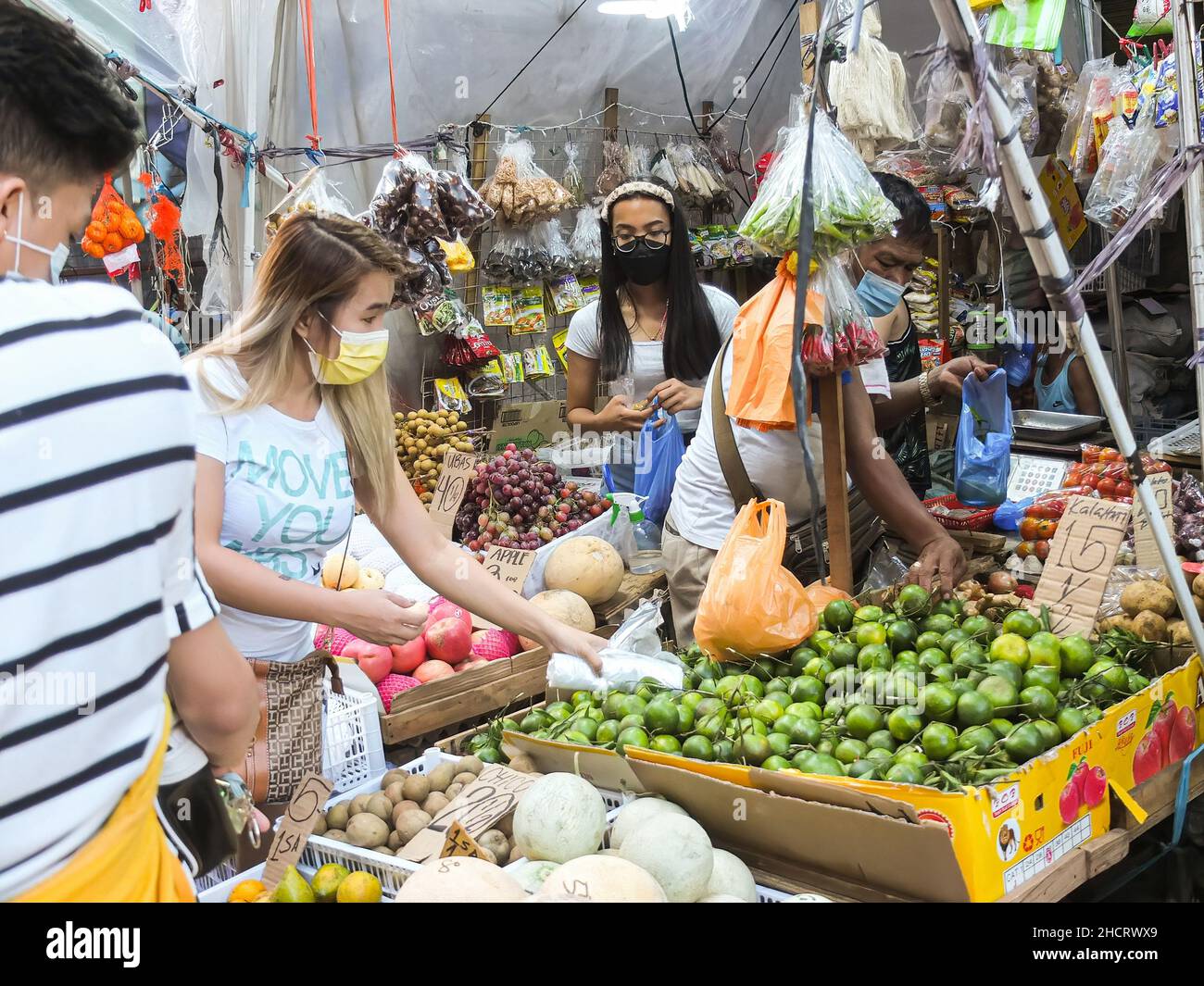 Manila, Philippines. 31st Dec, 2021. A fruit vendor busy attending to her customers ahead of New Year's Eve in Divisoria. Credit: SOPA Images Limited/Alamy Live News Stock Photo