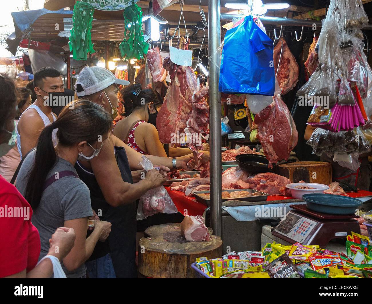 Manila, Philippines. 31st Dec, 2021. People seen at pork stalls ahead of New Year's Eve in Divisoria. Credit: SOPA Images Limited/Alamy Live News Stock Photo