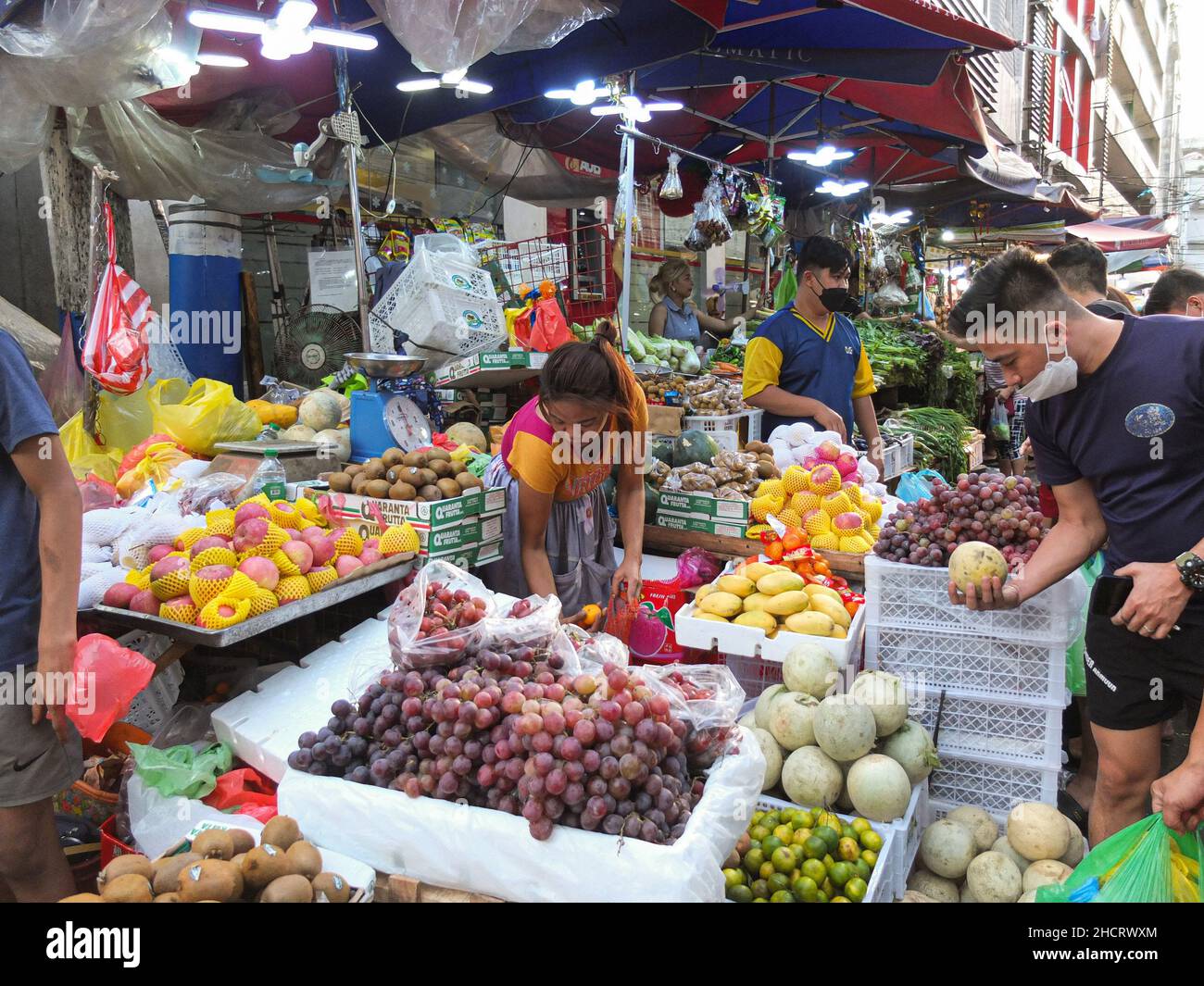 Manila, Philippines. 31st Dec, 2021. Filipinos shopping for fruits at a market, ahead of New Year's Eve in Divisoria. Credit: SOPA Images Limited/Alamy Live News Stock Photo