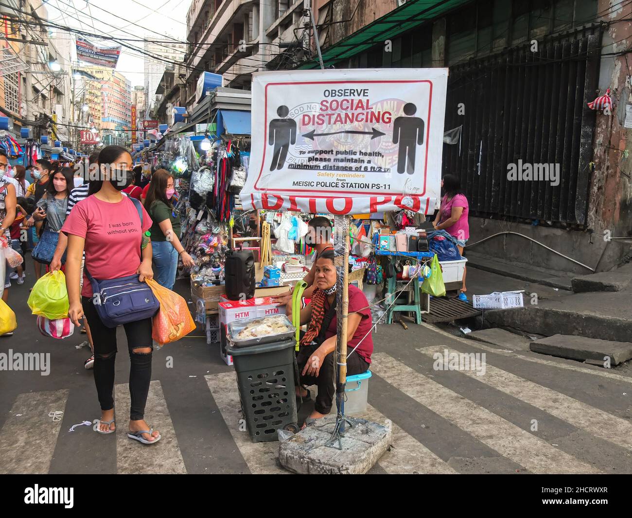 Manila, Philippines. 31st Dec, 2021. A large streamer urging social distance, ahead of New Year's Eve in Divisoria. Credit: SOPA Images Limited/Alamy Live News Stock Photo