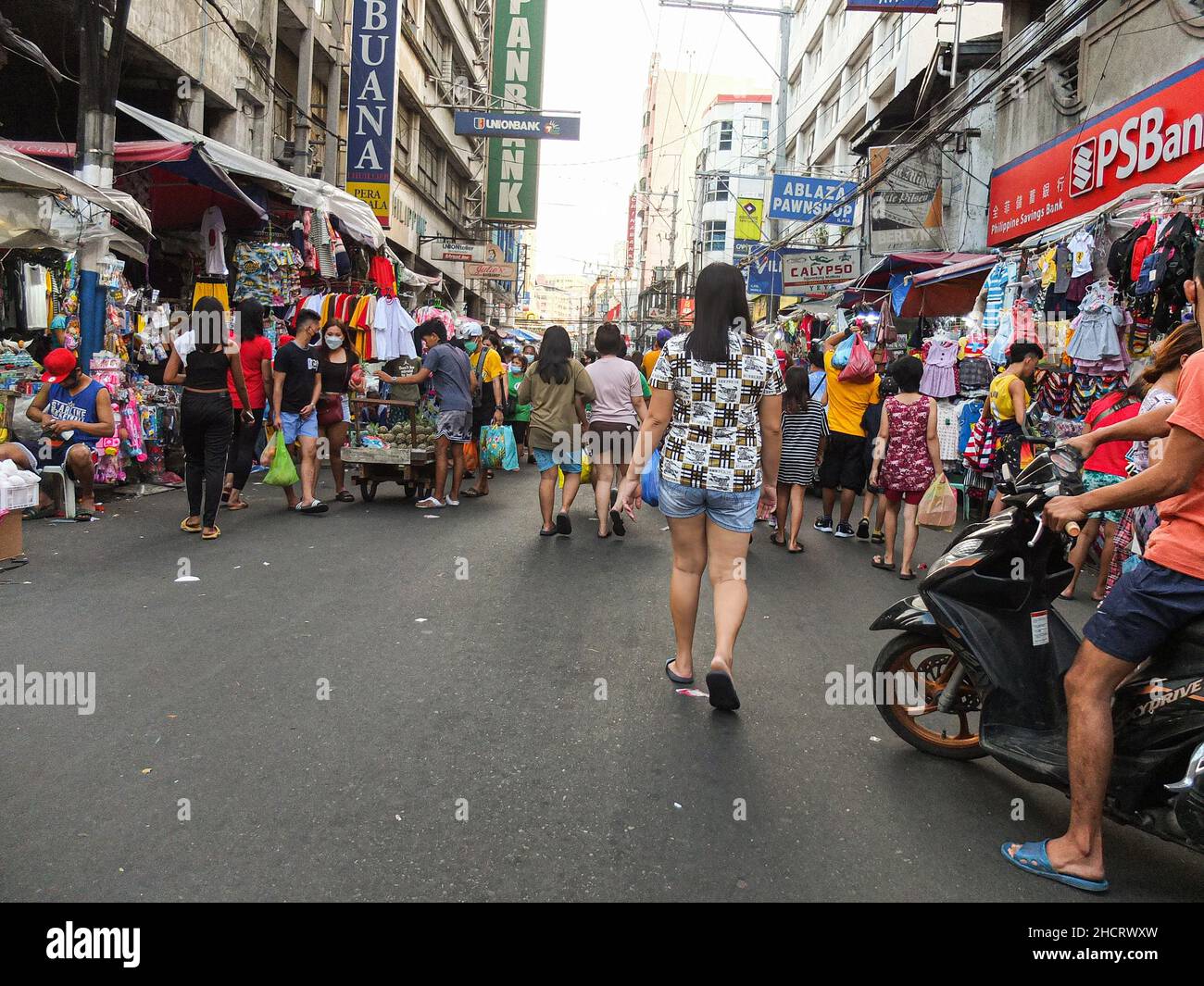 Manila, Philippines. 31st Dec, 2021. Scattered last minute shoppers walking along the wide alley of market stalls, ahead of New Year's Eve in Divisoria. Credit: SOPA Images Limited/Alamy Live News Stock Photo