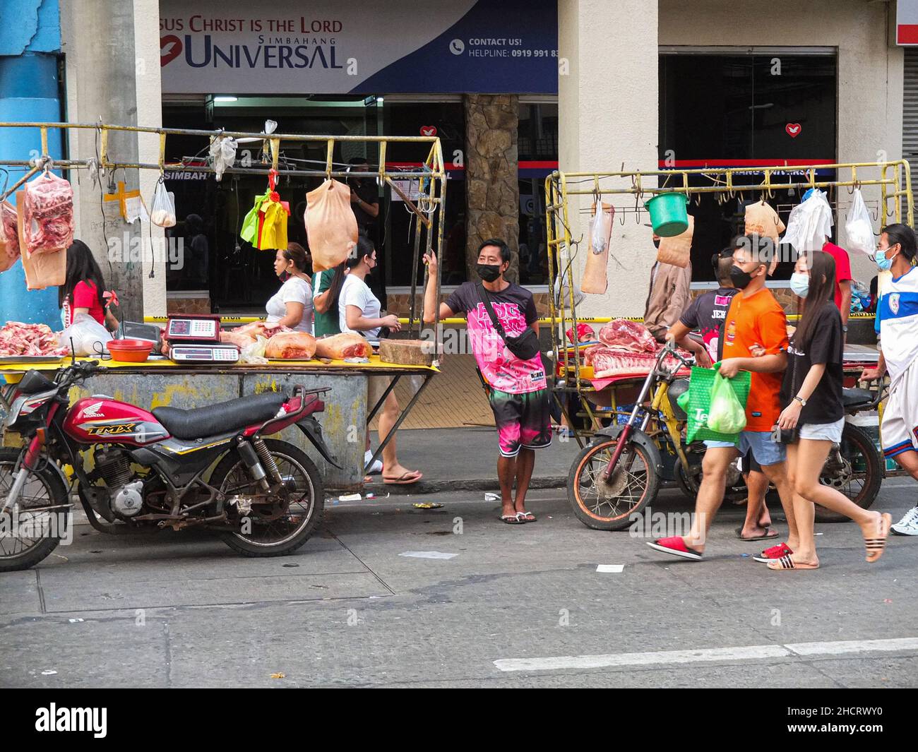 Manila, Philippines. 31st Dec, 2021. Two motorcycle pork vendors eagerly await buyers at the sidewalk ahead of New Year's Eve in Divisoria. Credit: SOPA Images Limited/Alamy Live News Stock Photo