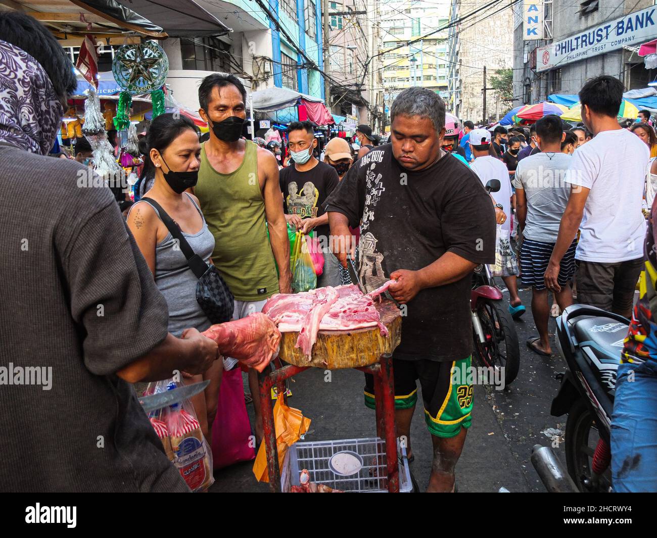 Manila, Philippines. 31st Dec, 2021. A pork vender seen attending to his costumers ahead of New Year's Eve in Divisoria. Credit: SOPA Images Limited/Alamy Live News Stock Photo