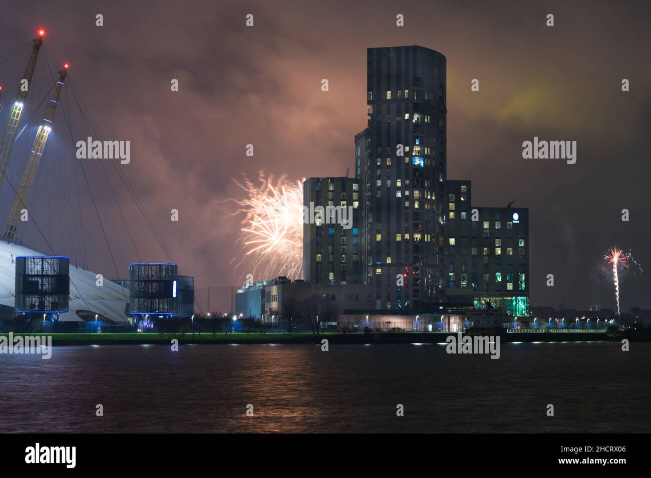 London, UK. 1 January 2022. London New Year's Eve fireworks display around Greenwich Peninsular, Southeast London, showcasing 'very best' of capital city in England UK. Credit: Xiu Bao/Alamy Live News Stock Photo