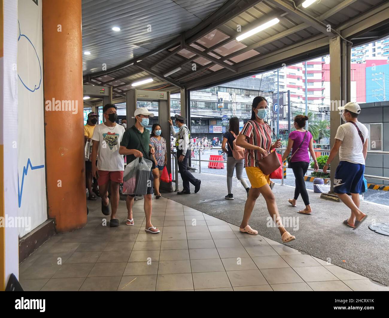 Manila, Philippines. 31st Dec, 2021. Last minute shoppers seen ahead of New Year's Eve in Divisoria. (Photo by Josefiel Rivera/SOPA Images/Sipa USA) Credit: Sipa USA/Alamy Live News Stock Photo
