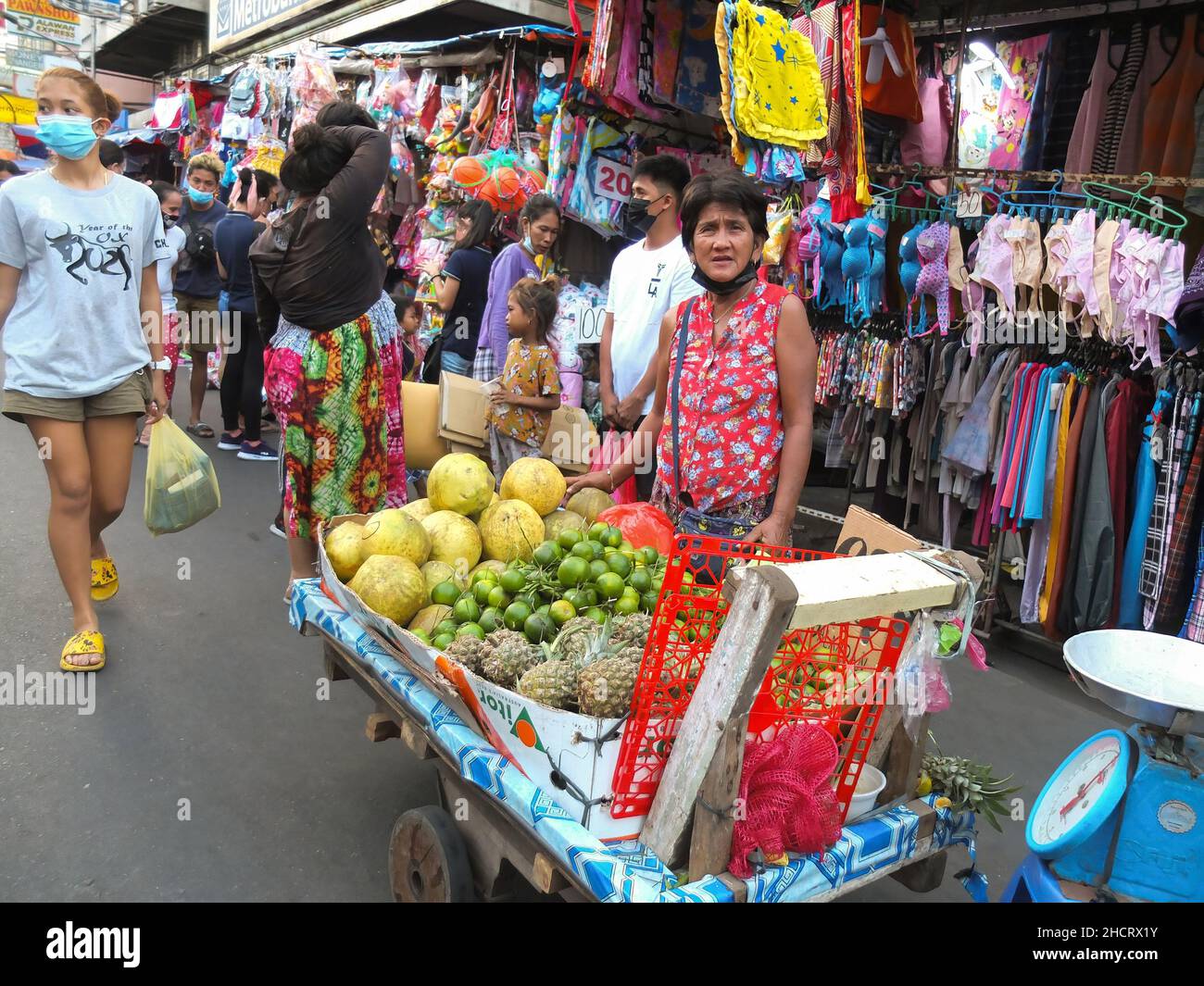 Manila, Philippines. 31st Dec, 2021. A woman vendor selling citrus fruits in a wooden cart ahead of New Year's Eve in Divisoria. (Photo by Josefiel Rivera/SOPA Images/Sipa USA) Credit: Sipa USA/Alamy Live News Stock Photo