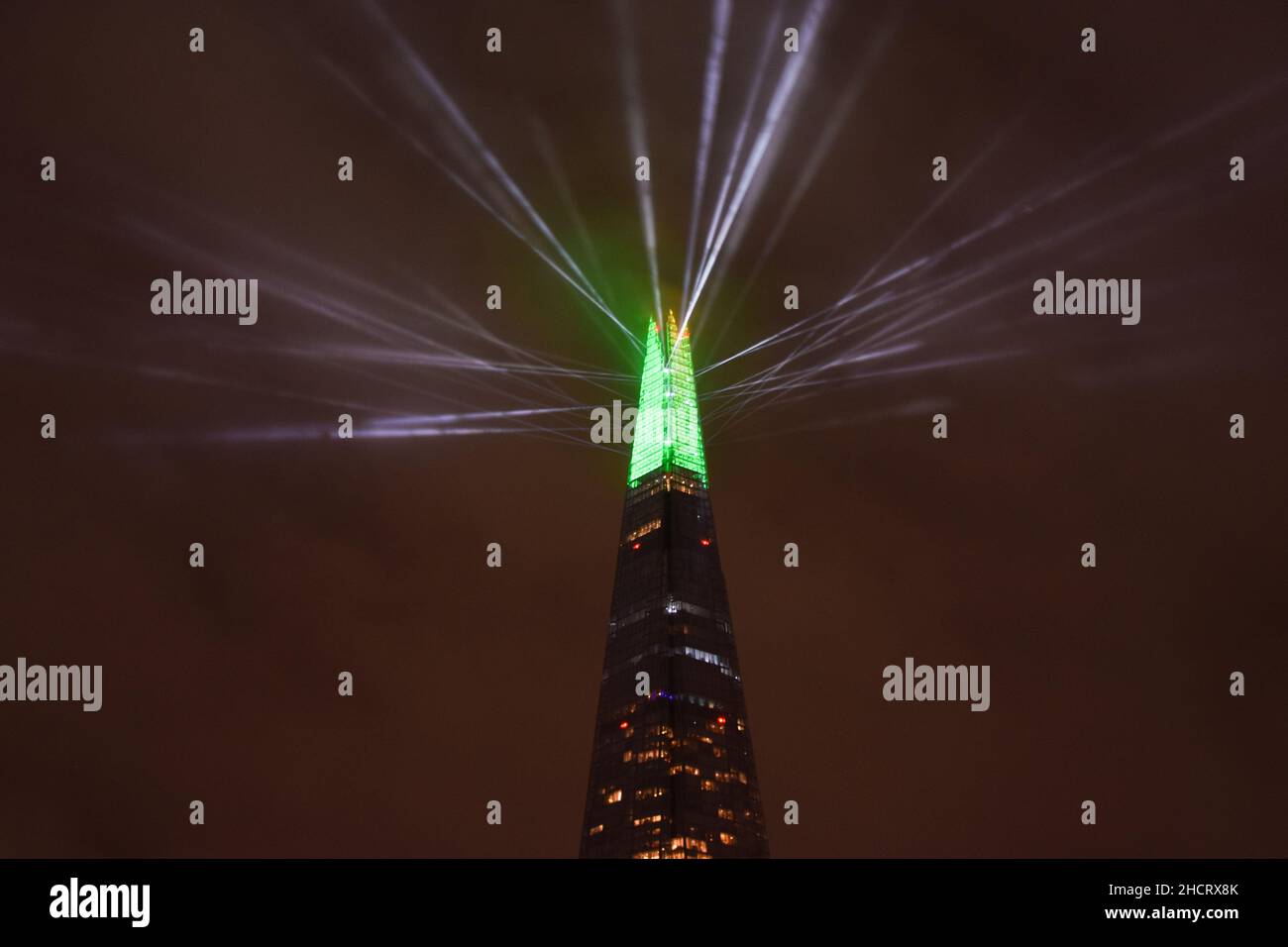 London, UK 1st January 2022. The New Year light show on The Shard building marks the arrival of 2022. Credit: Vuk Valcic / Alamy Live News Stock Photo