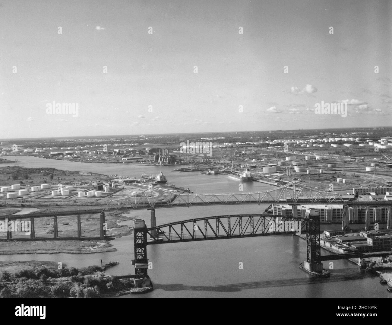 Goethals Bridge from north side over Arthur Kill. Railroad bridge in foreground - Goethals Bridge, Spanning Arthur Kill from New Jersey to Staten Island, Staten Island (subdivision), Richmond County, NY, October 1991 Stock Photo