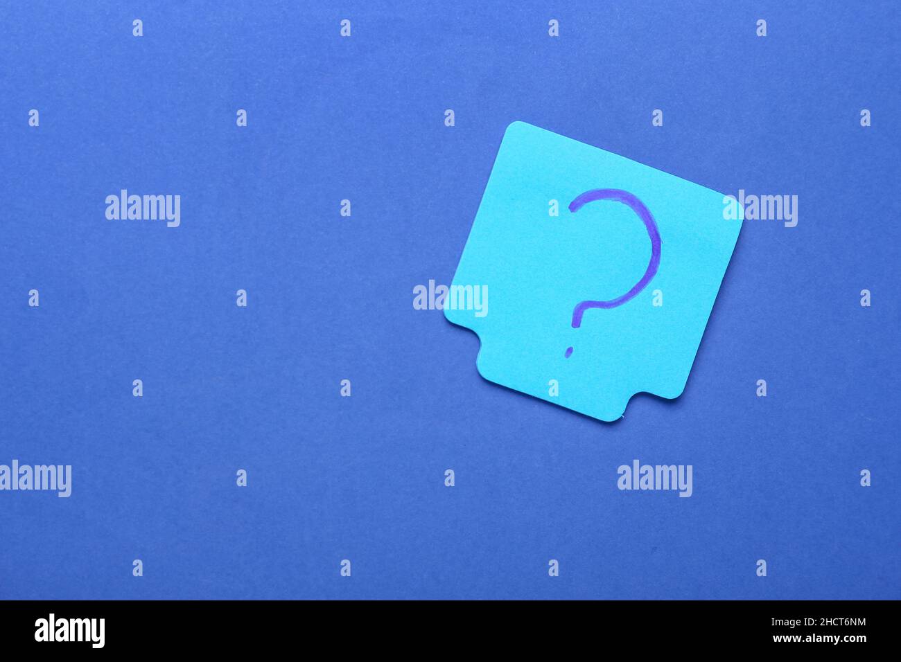 Sticky note with question mark on blue background Stock Photo - Alamy