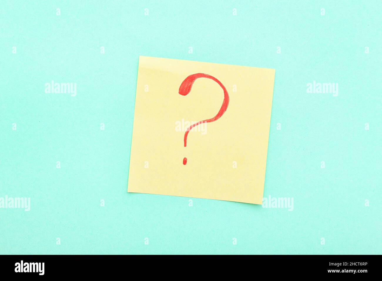 Sticky note with red question mark on blue background Stock Photo - Alamy