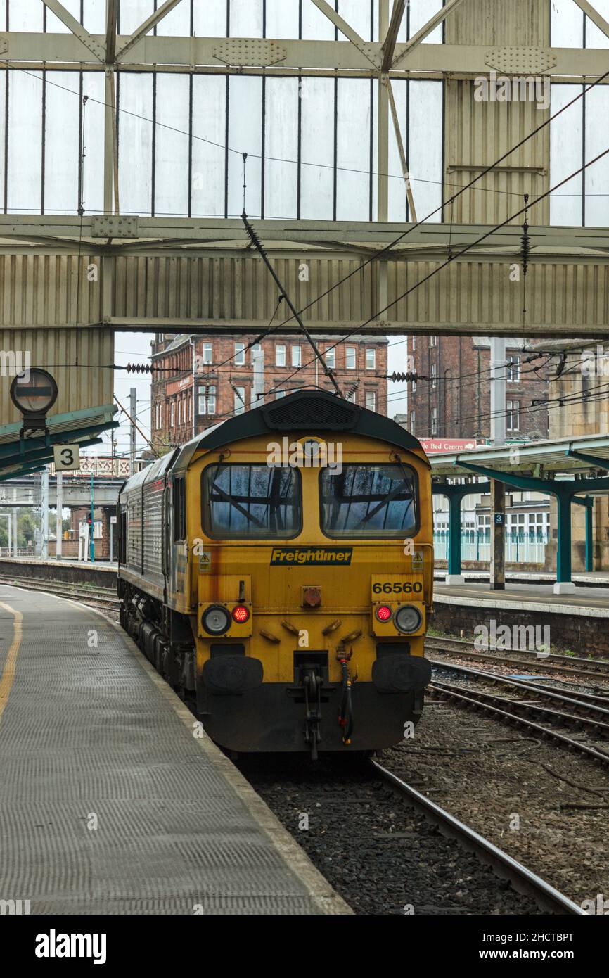 66560 heading through platform 3 at Carlisle Citadel railway station. Stock Photo