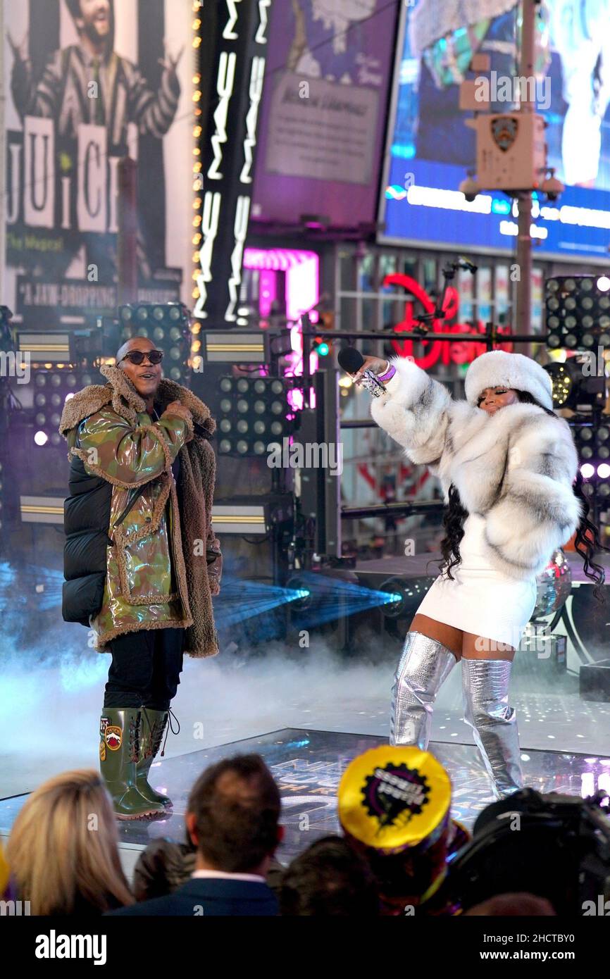 New York, NY, USA. 31st Dec, 2021. Ja Rule, Ashanti on stage for Times ...