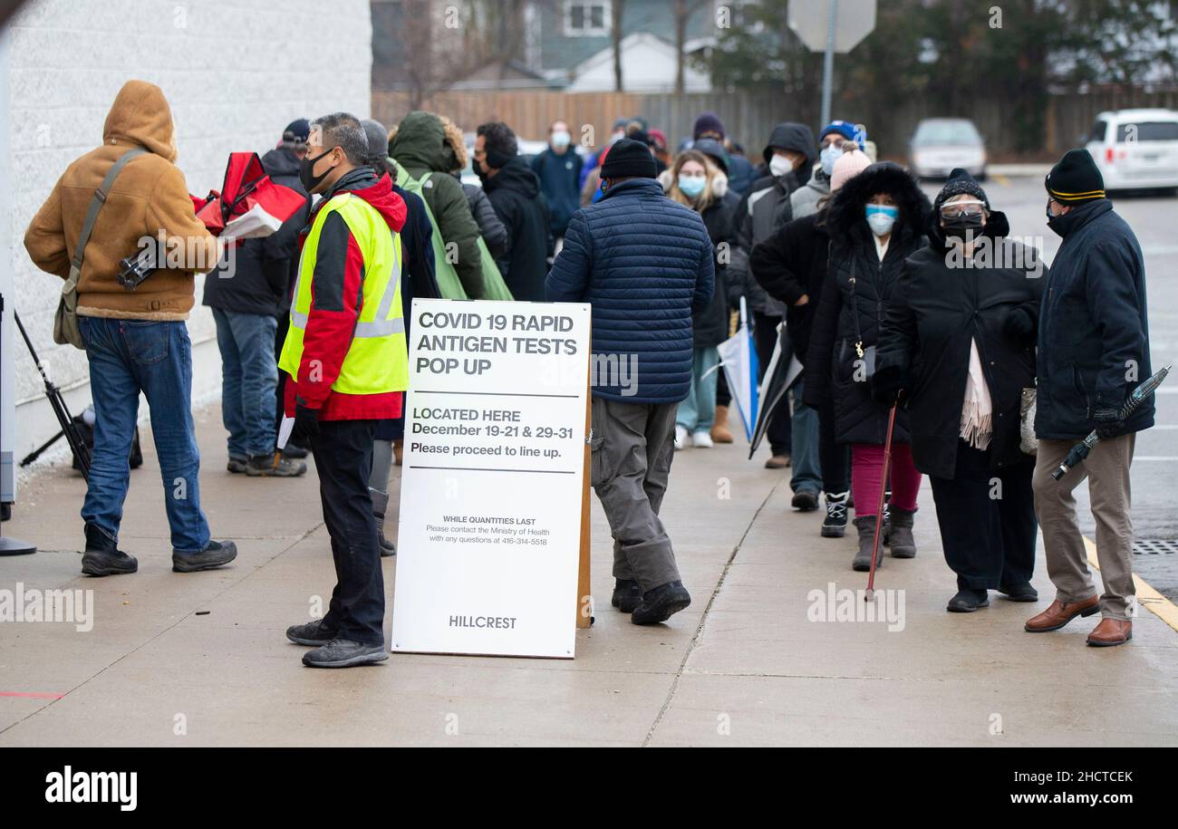 Richmond Hill, Canada. 31st Dec, 2021. People wearing face masks line