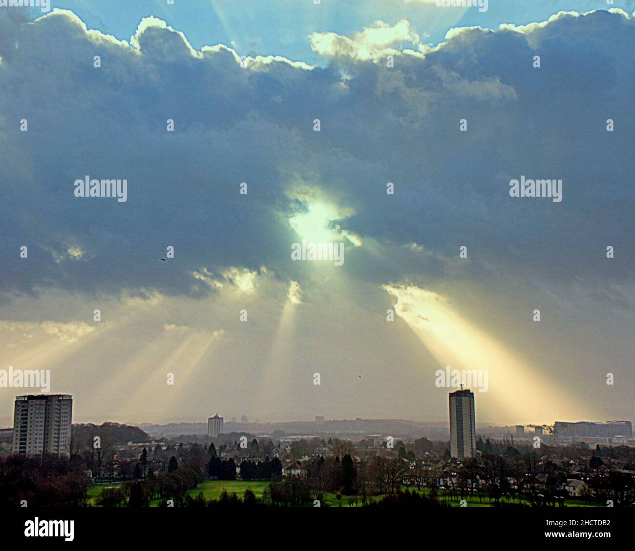 Glasgow, Scotland, UK  1st January, 2021. UK  Weather: God rays on  new year’s day over the high rises and blasting the queen Elizabeth hospital of the south of the city, desolate covid new year also known as sunbeams they are Crepuscular rays. Credit Gerard Ferry/Alamy Live News Stock Photo