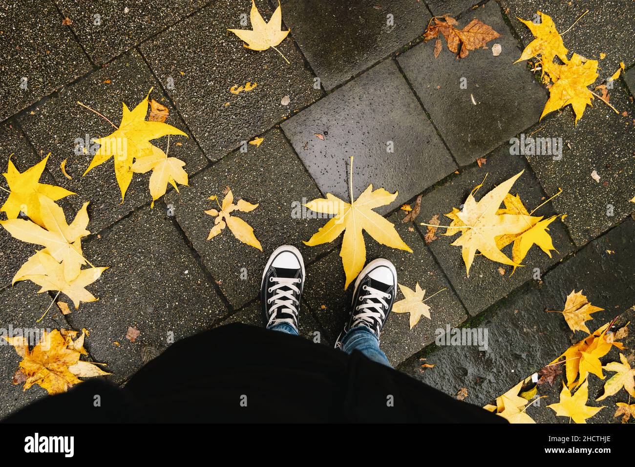 People standing sidewalk hi-res stock photography and images - Alamy