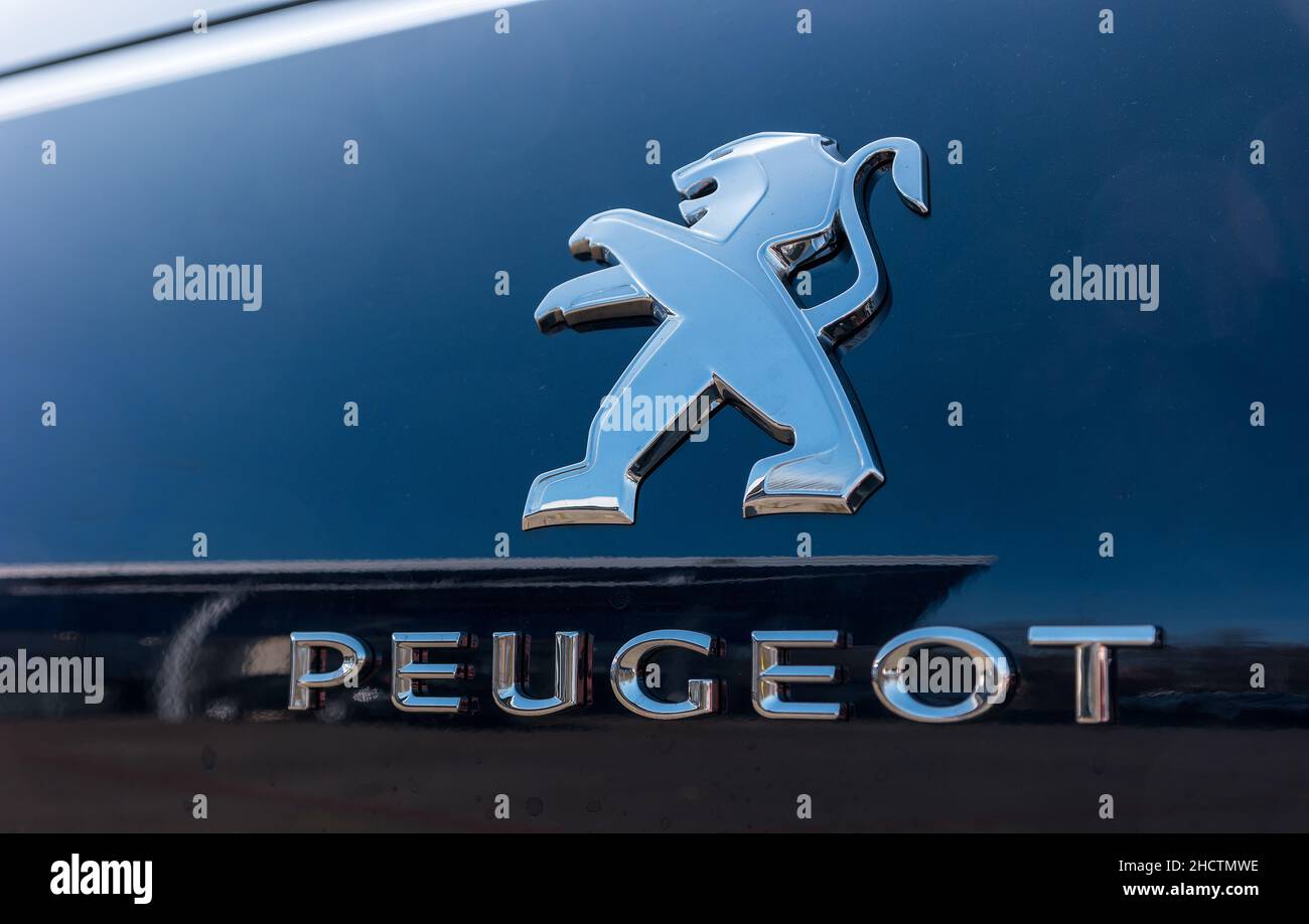 Peugeot Firmenlogo auf dem Auto. Peugeot ist eine französische  Automobilmarke von Stellantis. Lion-Logo auf dem Auto Stockfotografie -  Alamy