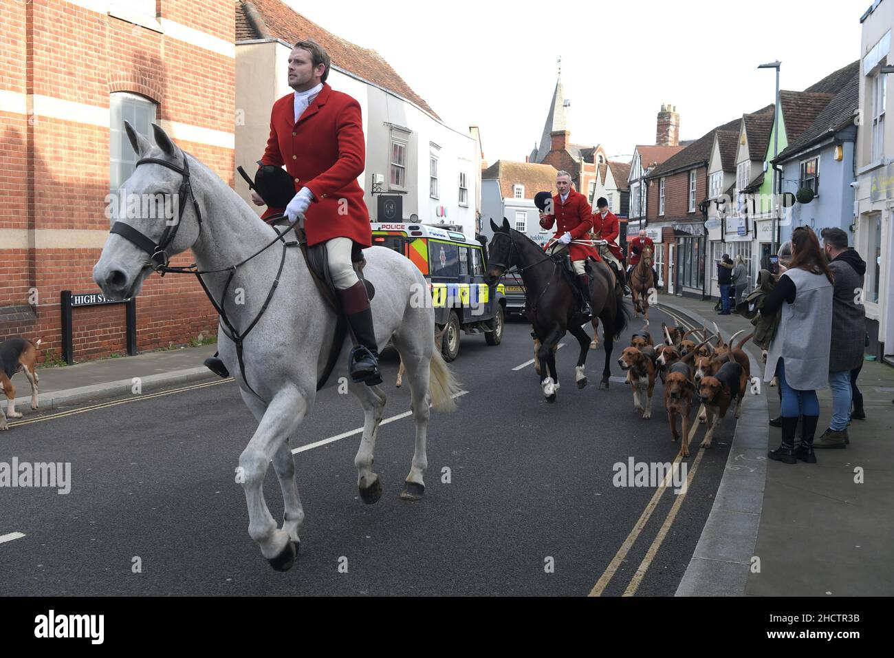 Maldon Essex, UK. 1st Jan, 2022. The Essex with Farmers and Union Hunt parade along Maldon High Street for their annual New years day meeting. Postponed in 2021 due to Covid-19 restrictions the Hunt returned to packed streets as well wishers and Anti-Hunt protesters from the group Action Against Foxhunting lined the main road through the Essex Town. Credit: MARTIN DALTON/Alamy Live News Stock Photo