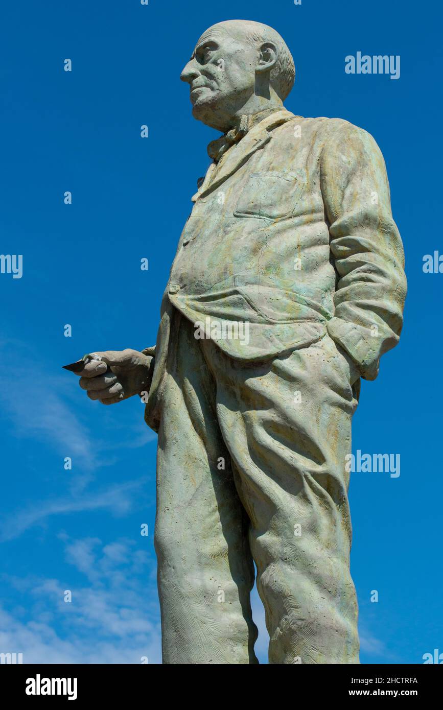 Argentina, Buenos Aires, La Boca, Caminto Street aka Tango Street. Statue of Benito Quinquela Martin, Argentine painter born in La Boca. Stock Photo