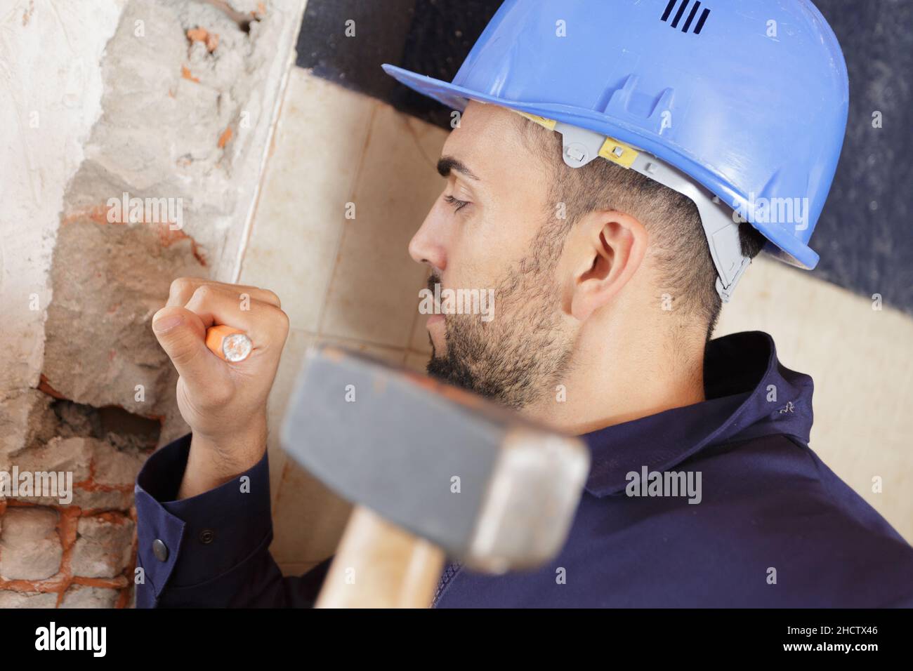 Man hammering wall hi-res stock photography and images - Alamy