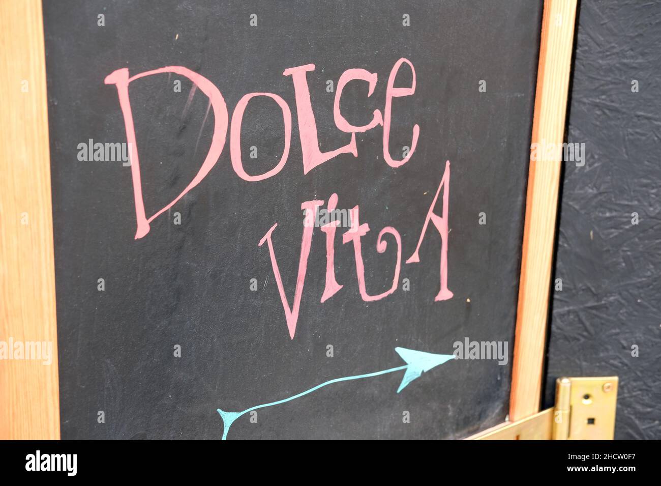 handwritten dolce Vita chalkboard sign with arrow Stock Photo