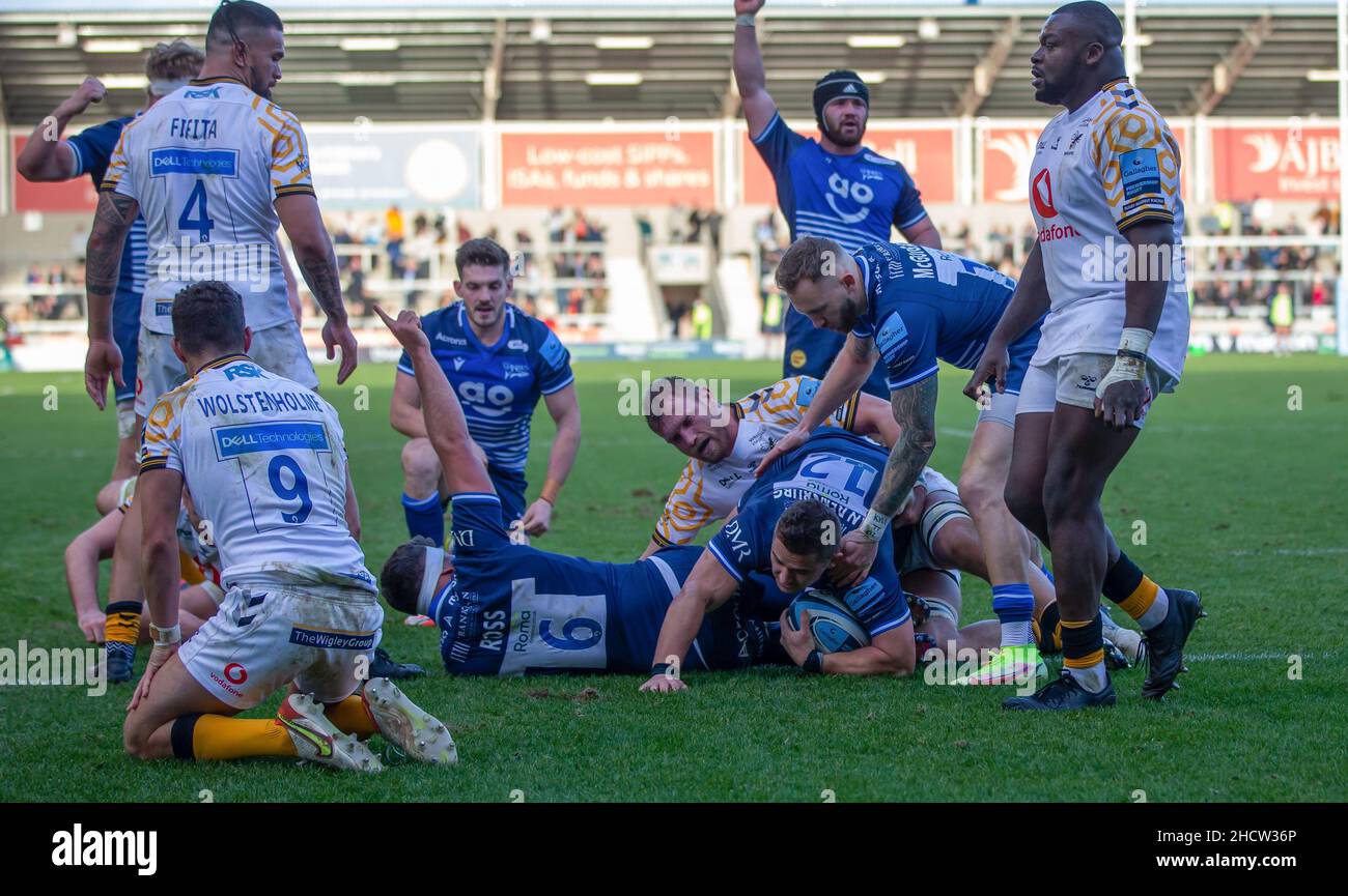 Referee signals hi-res stock photography and images - Alamy