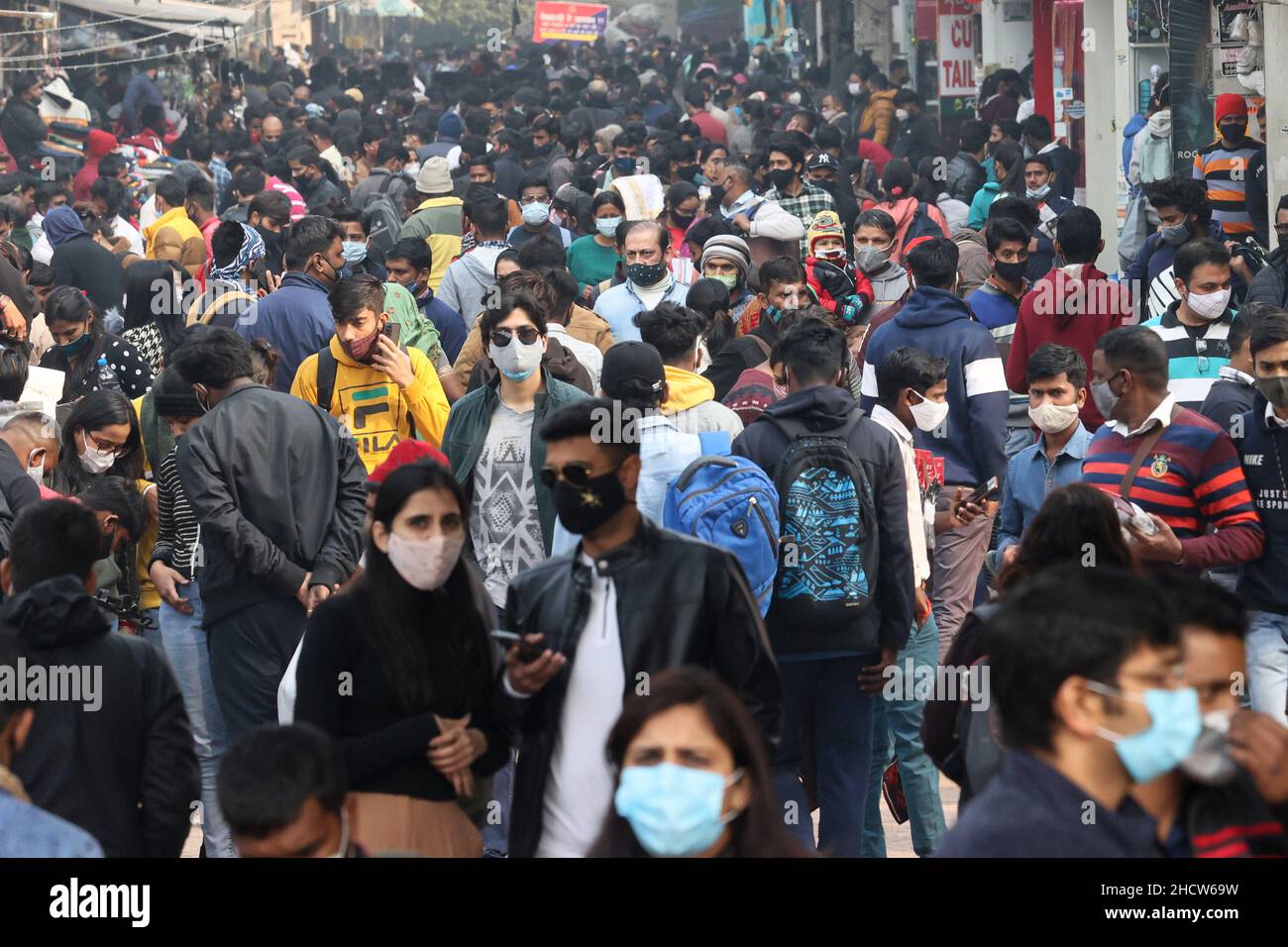 New Delhi, New Delhi, India. 1st Jan, 2022. People shop at a crowded market on New Year, amid rising concern over the Omicron variant of Covid. (Credit Image: © Karma Sonam Bhutia/ZUMA Press Wire) Stock Photo