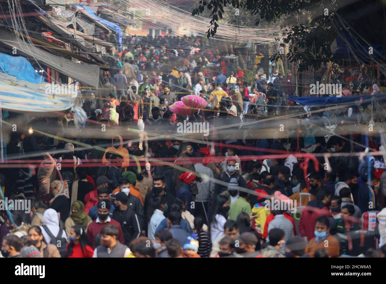 New Delhi, New Delhi, India. 1st Jan, 2022. People shop at a crowded market on New Year, amid rising concern over the Omicron variant of Covid. (Credit Image: © Karma Sonam Bhutia/ZUMA Press Wire) Stock Photo