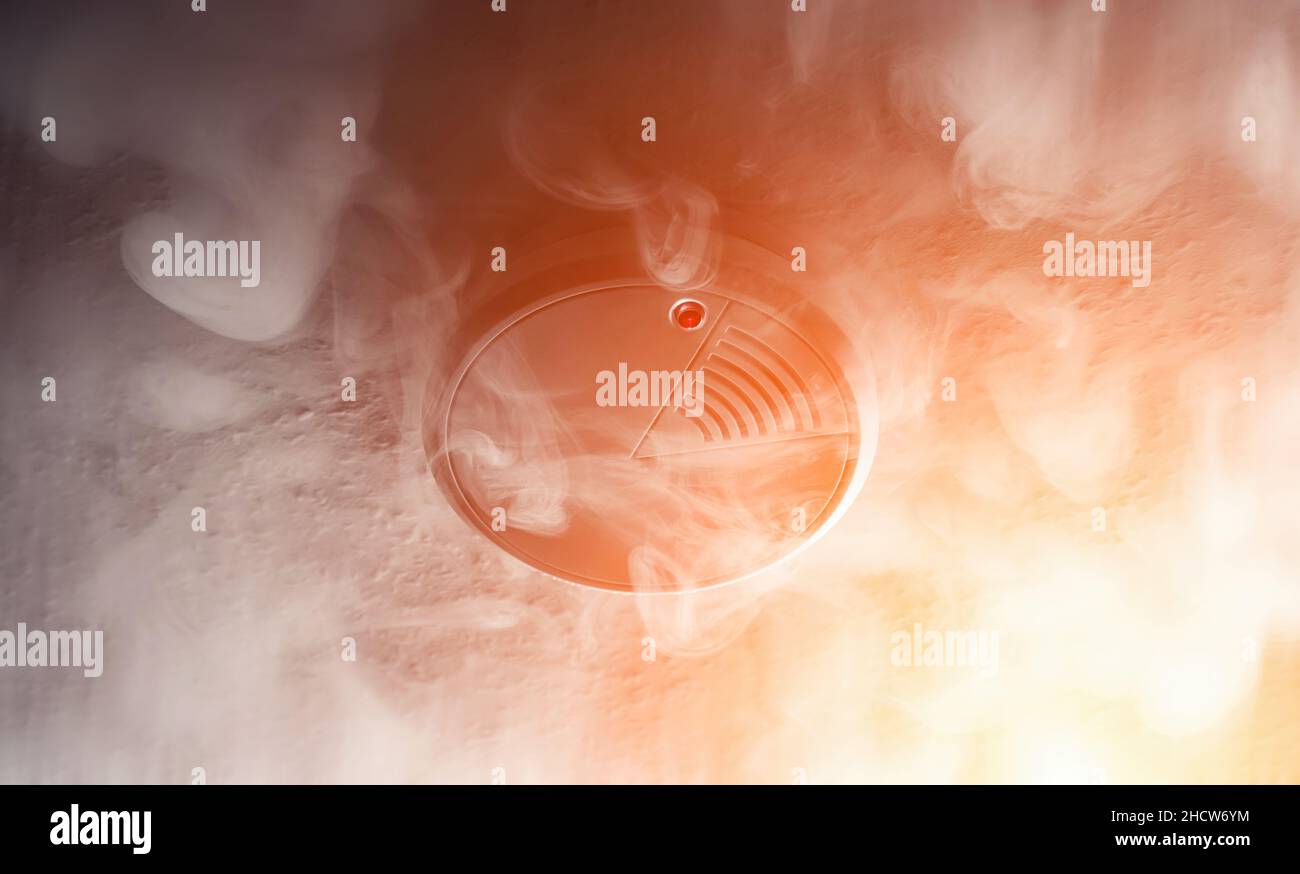 smoke detector of fire alarm in action Stock Photo - Alamy