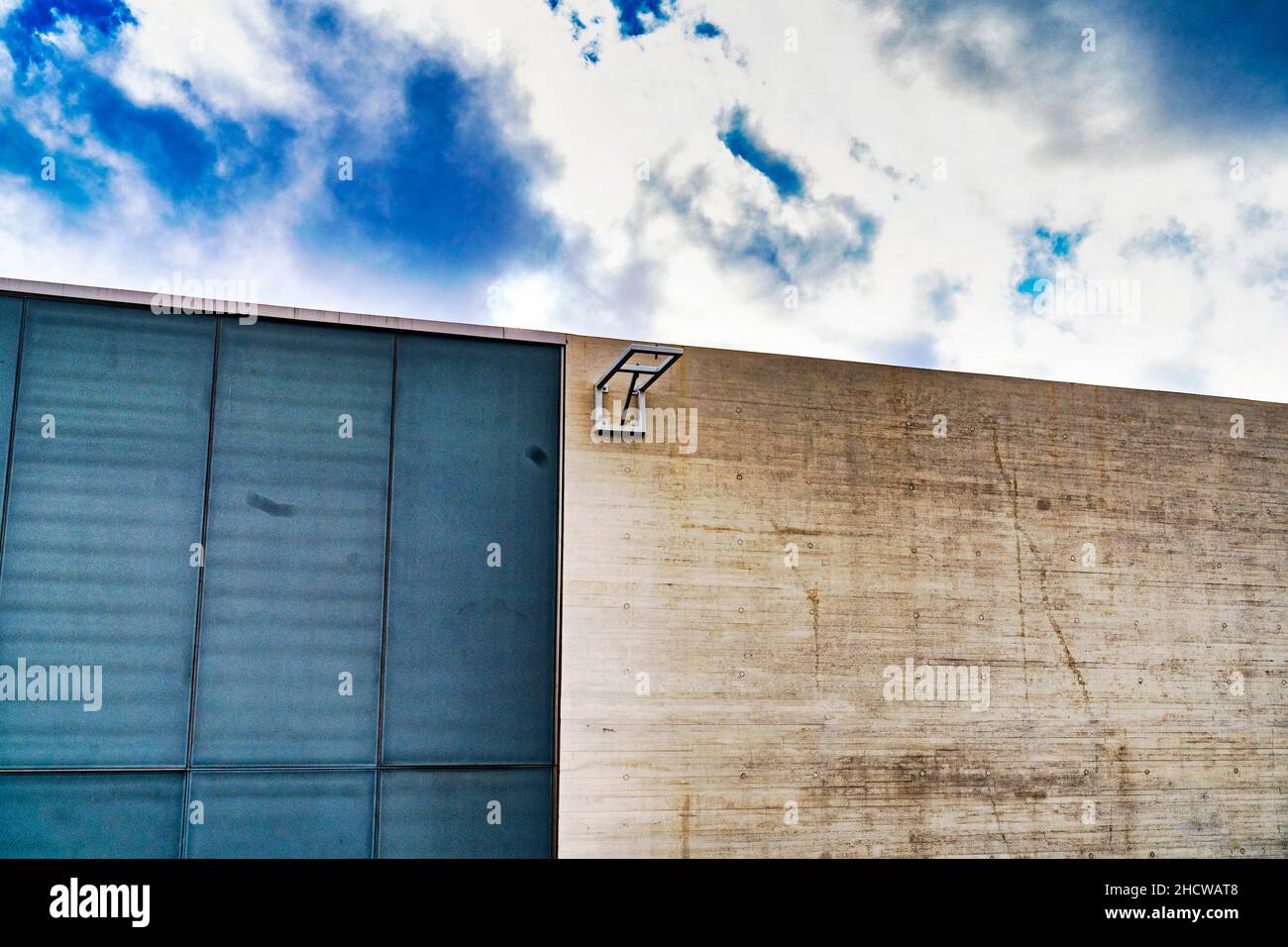 Concrete wall in front of blue sky hi-res stock photography and images ...