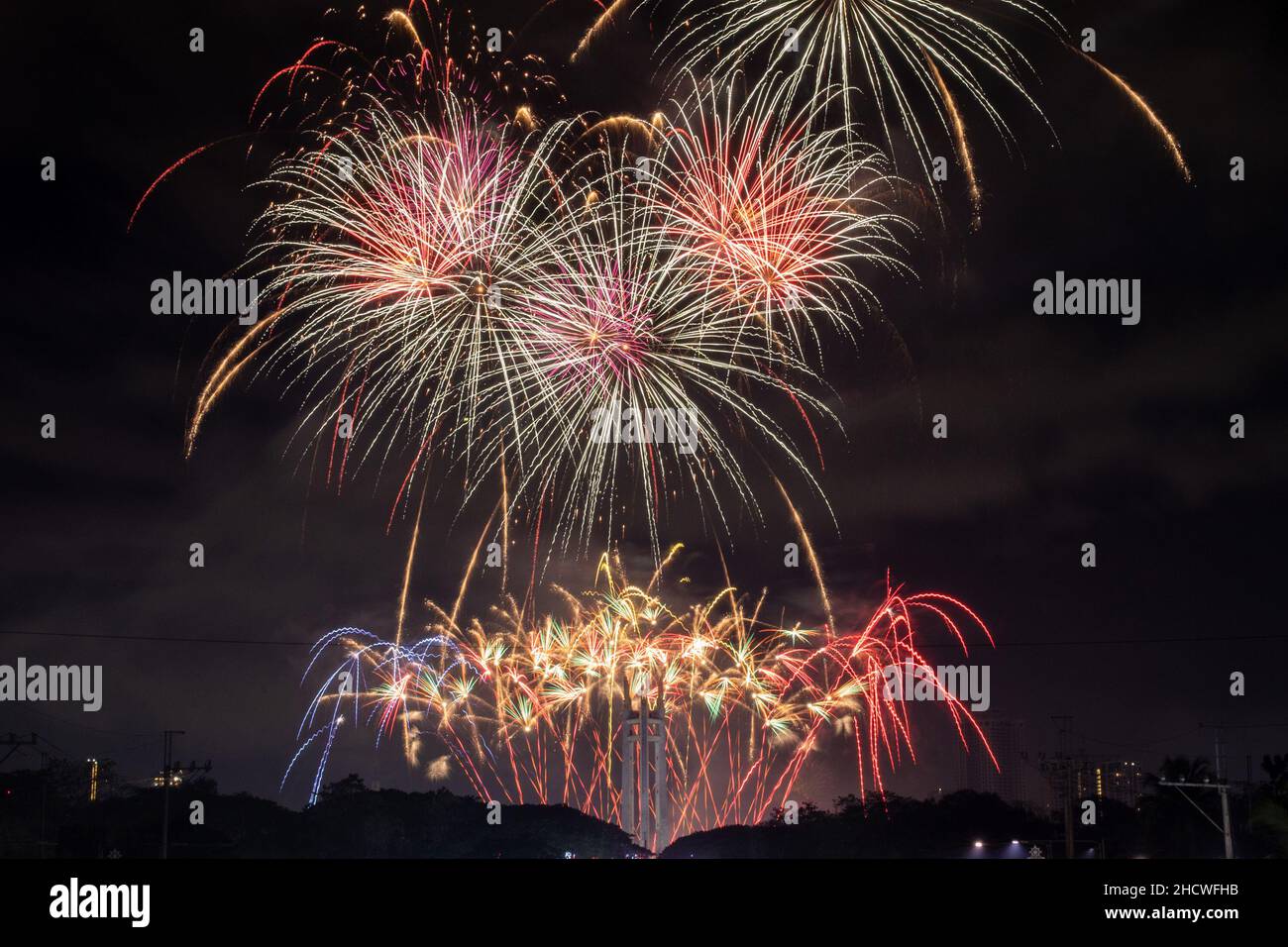 Manila, Philippines. January 1st, 2022. A fireworks display lights up the sky over the Quezon City Memorial Circle to usher in the New Year. Stock Photo