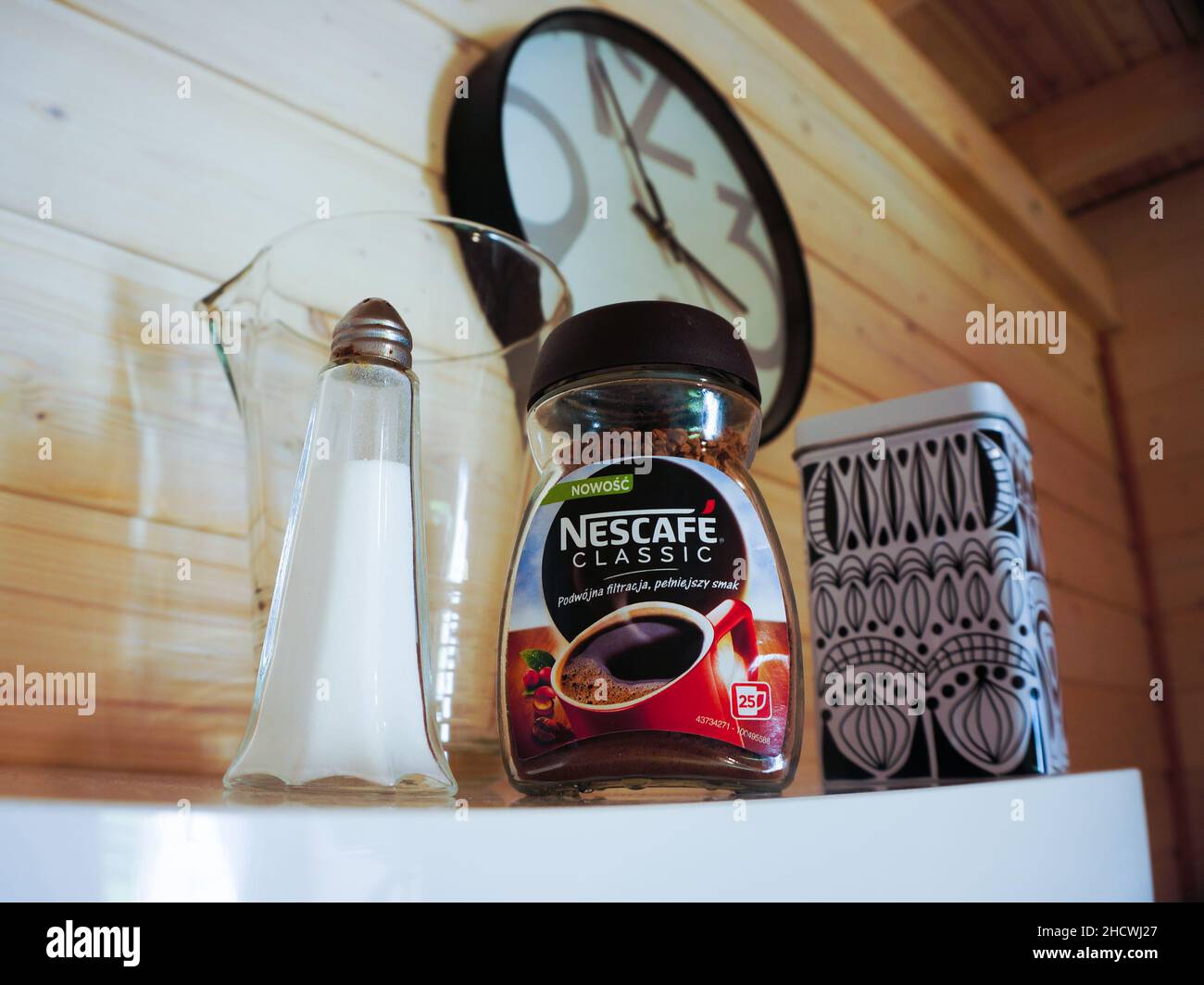 Sachets de café Nescafé original et original décaféiné isolés sur fond  blanc - double filtre plein arôme Photo Stock - Alamy