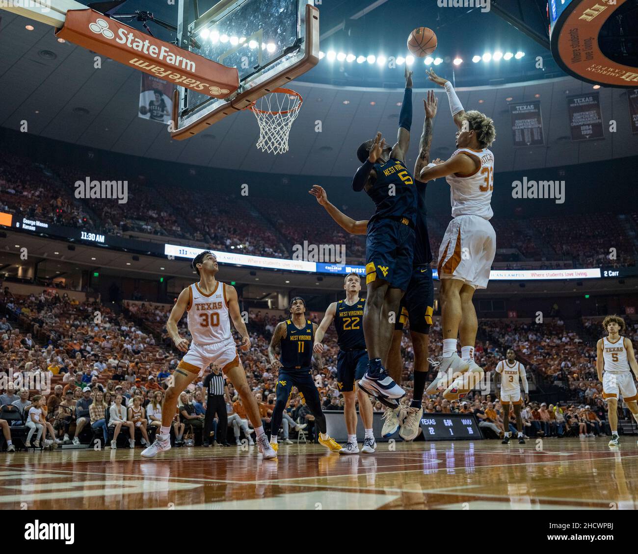 Center. 1st Jan, 2022. Tre Mitchell 33 of the Texas Longhorns in