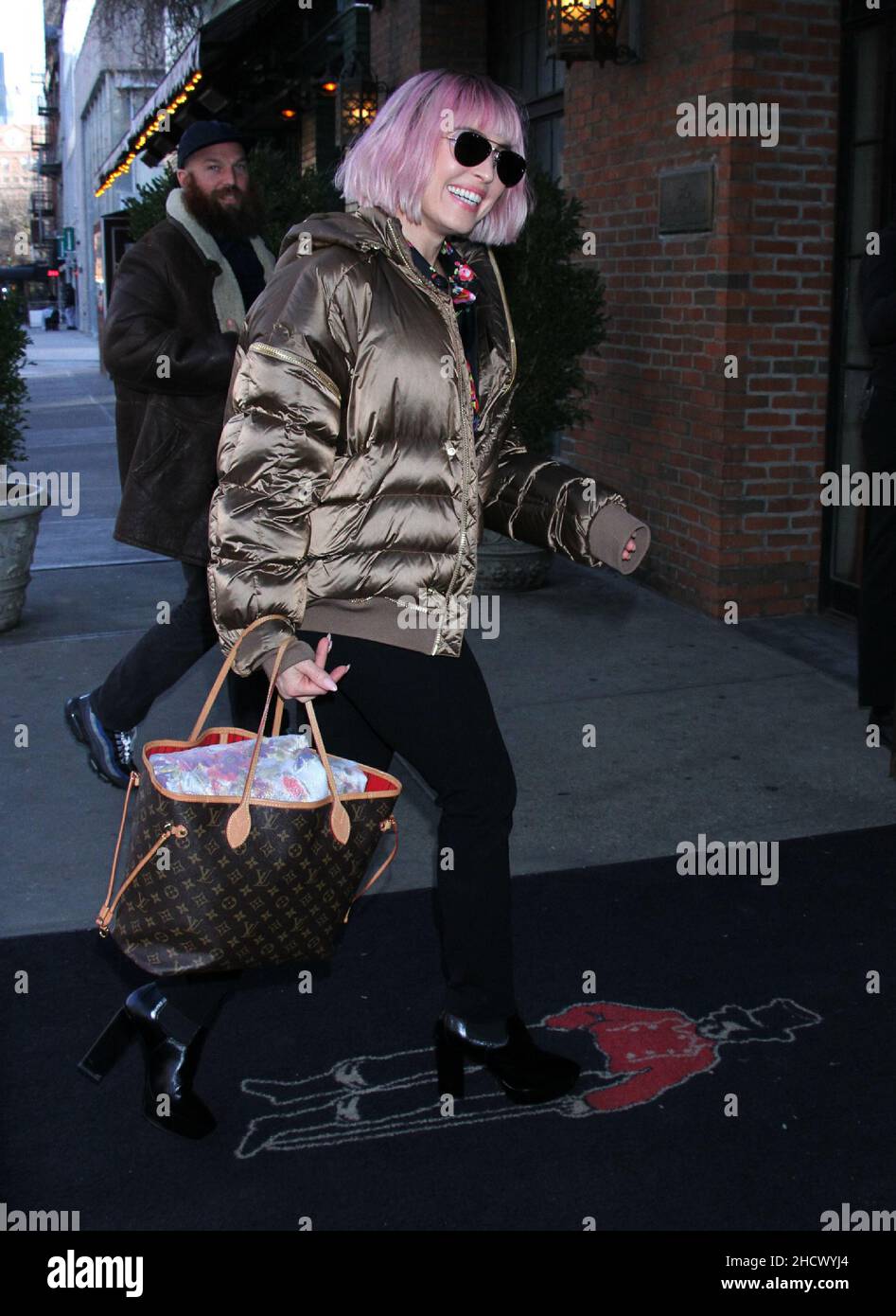 New York - NY - 20190115 Noomi Rapace with her Louis Vuitton Purse