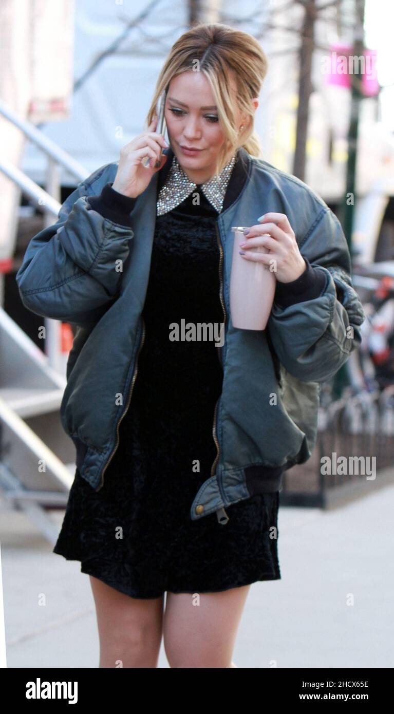 New York Ny 20190311 Hilary Duff And Sutton Foster Shooting On Location For The New Season 