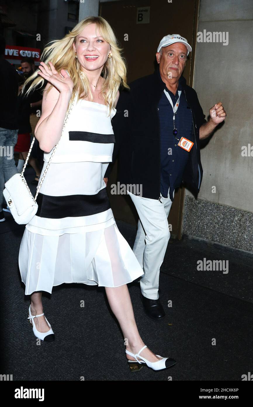 New York - NY - 20190815 Kirsten Dunst is all smiles in a white and