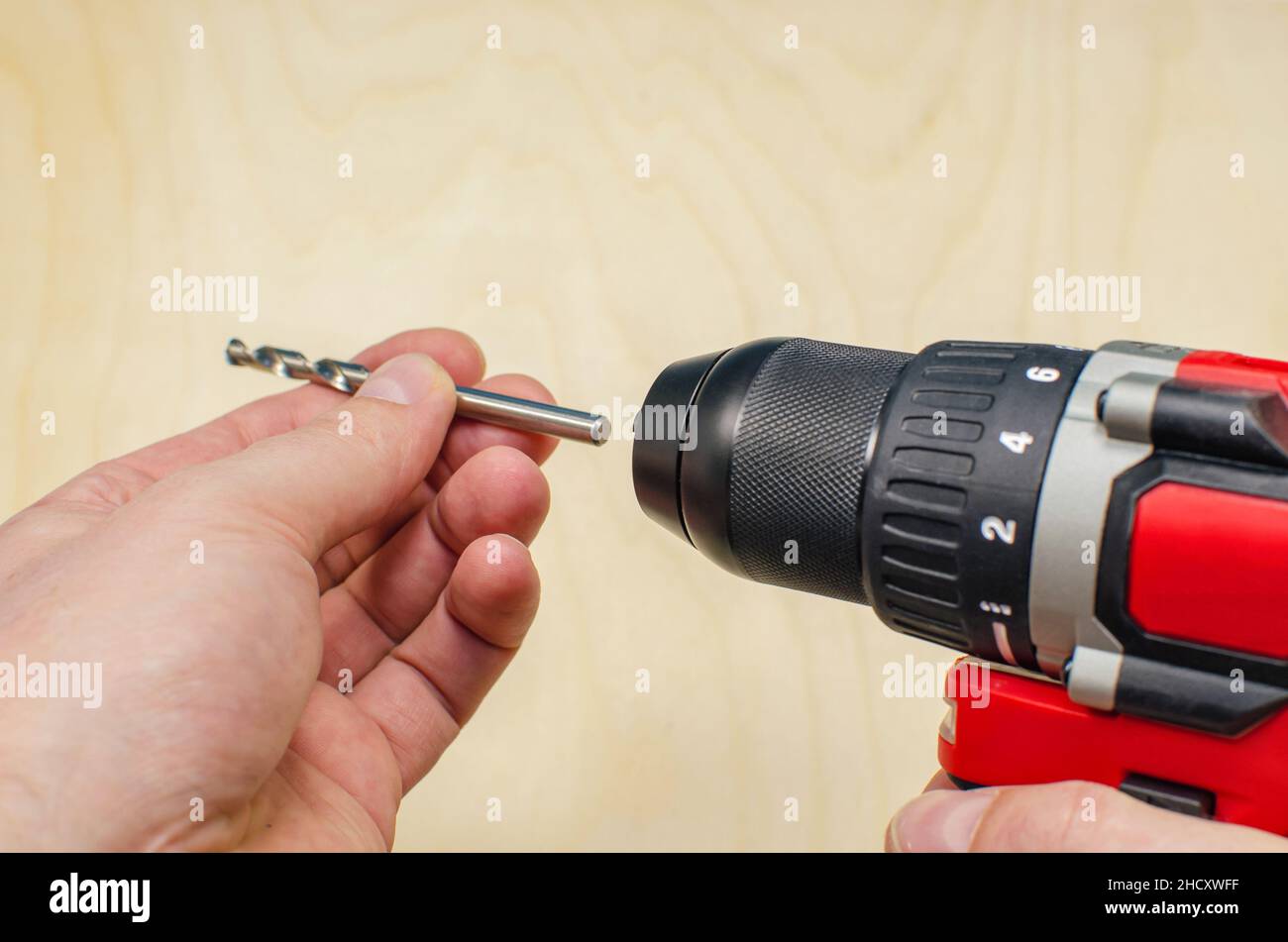 Installs the drill into the drill, hands take the drill and install it