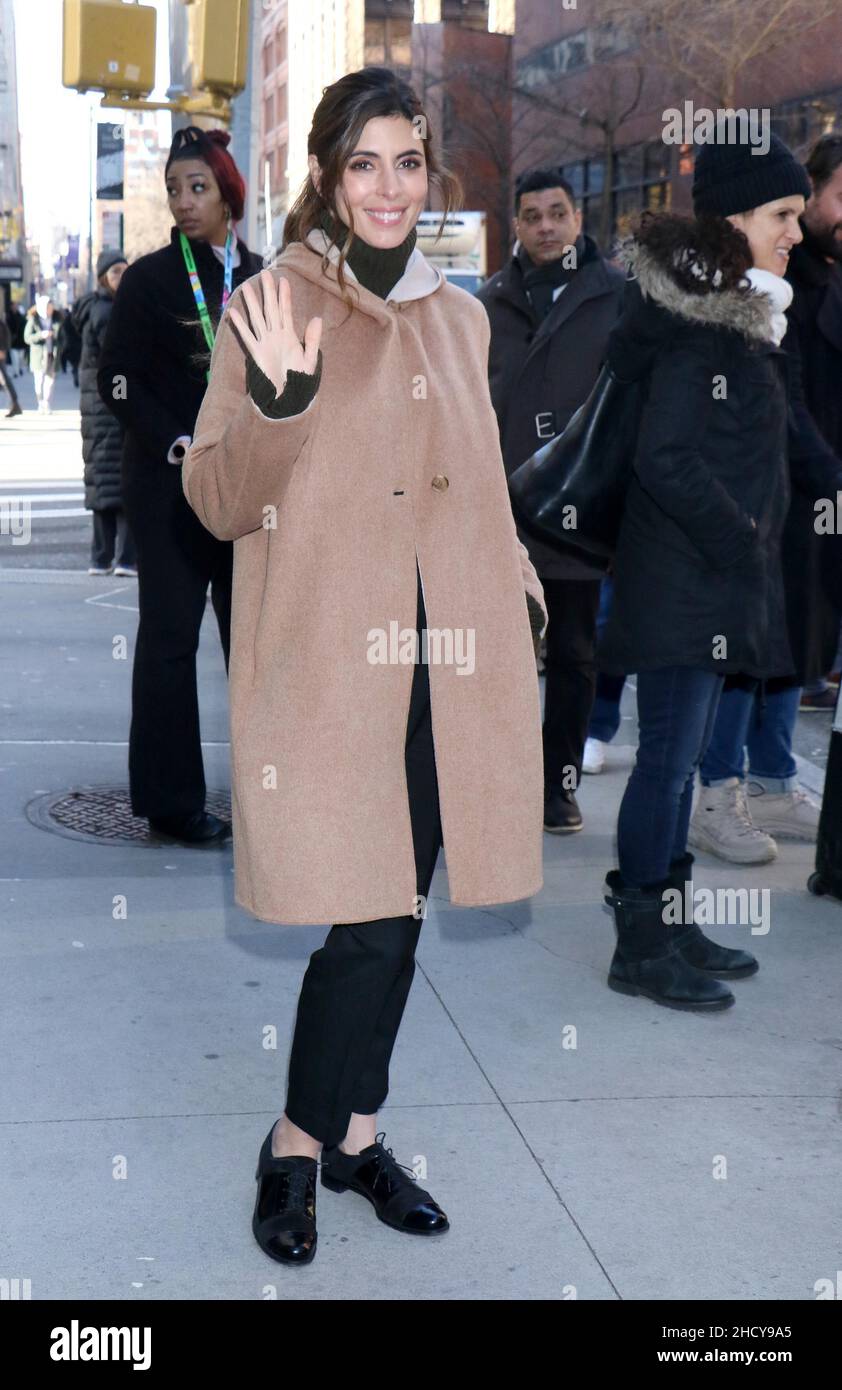 New York - NY - 20191212- Jamie-Lynn Sigler Poses Outside Build Speaker