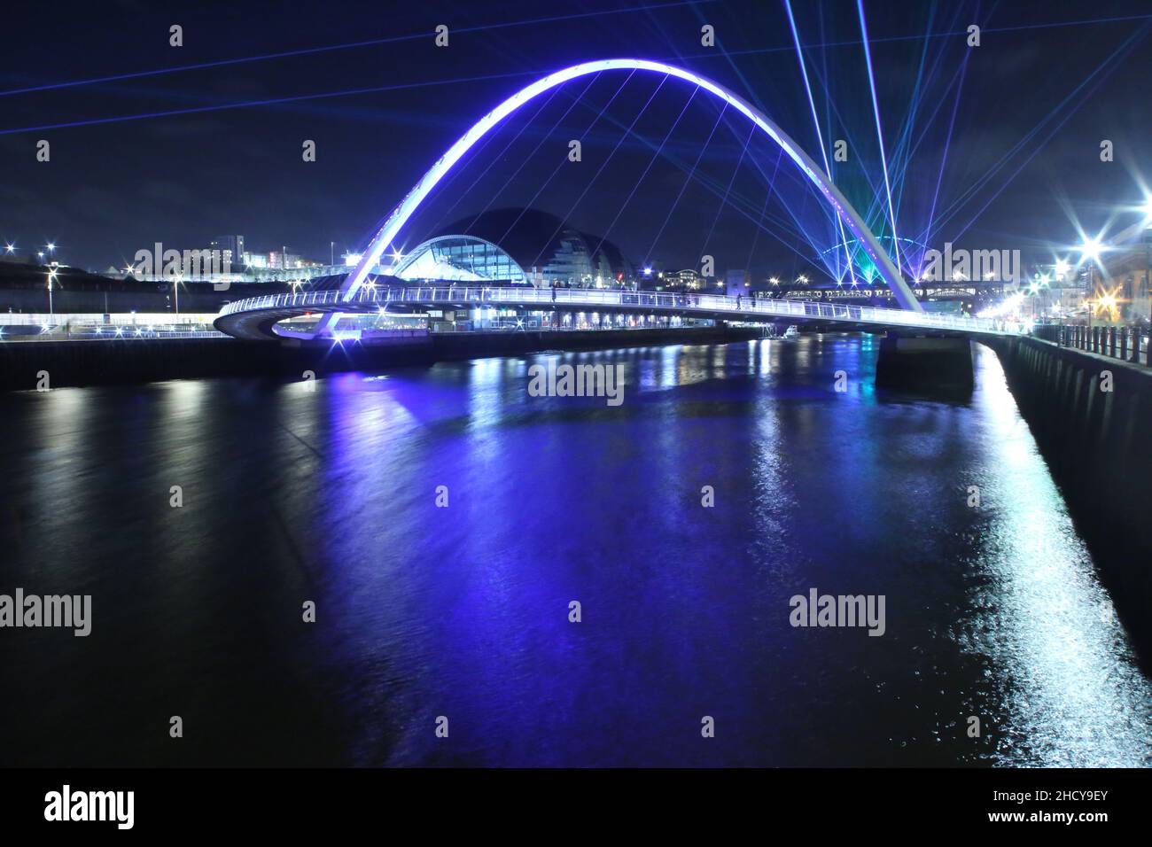 Newcastle upon Tyne, UK. 1st Jan 2021. New Year's Day Laser Light Show Over Newcastle's Skyline, Newcastle upon Tyne, UK, January 1st, 2022, Credit: DEW/Alamy Live News Stock Photo