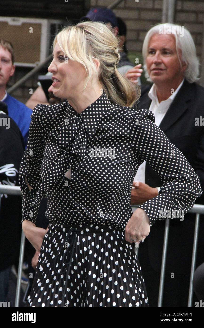 New York - NY - 20190516 The cast of Big Bang Theory arrive at The Late ...