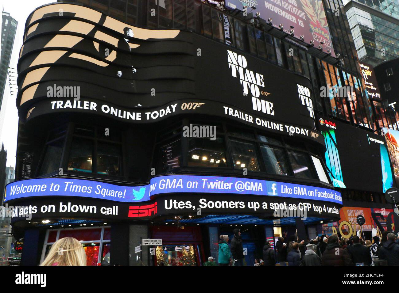 New York - NY - 20191204 James Bond Billboard Debuts in Times Square  -PICTURED: Atmosphere (James Bond Billboard) ROGER WONG Stock Photo