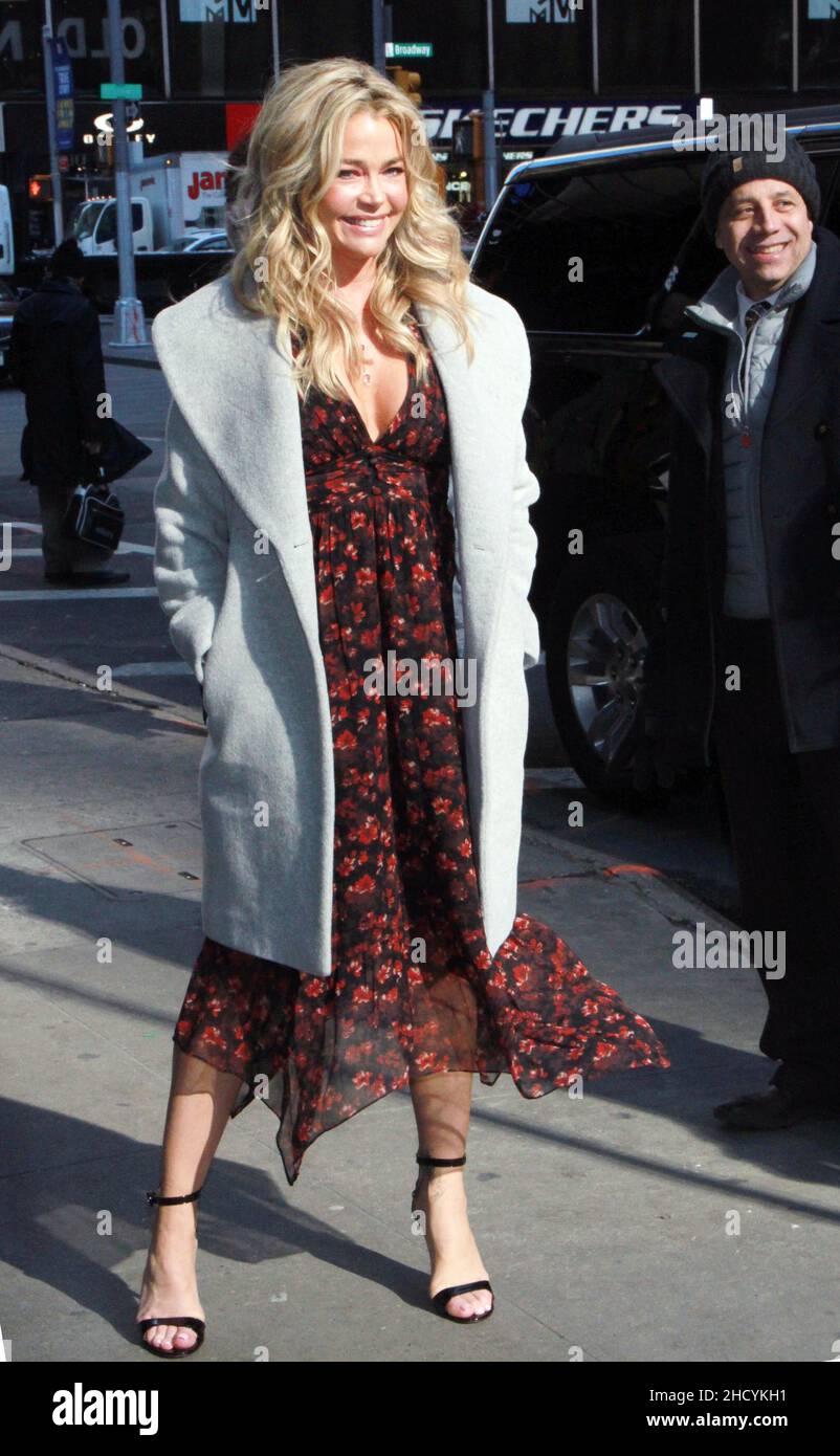 New York - NY - 20190305-Denise Richards Arriving at Strahan and Sara