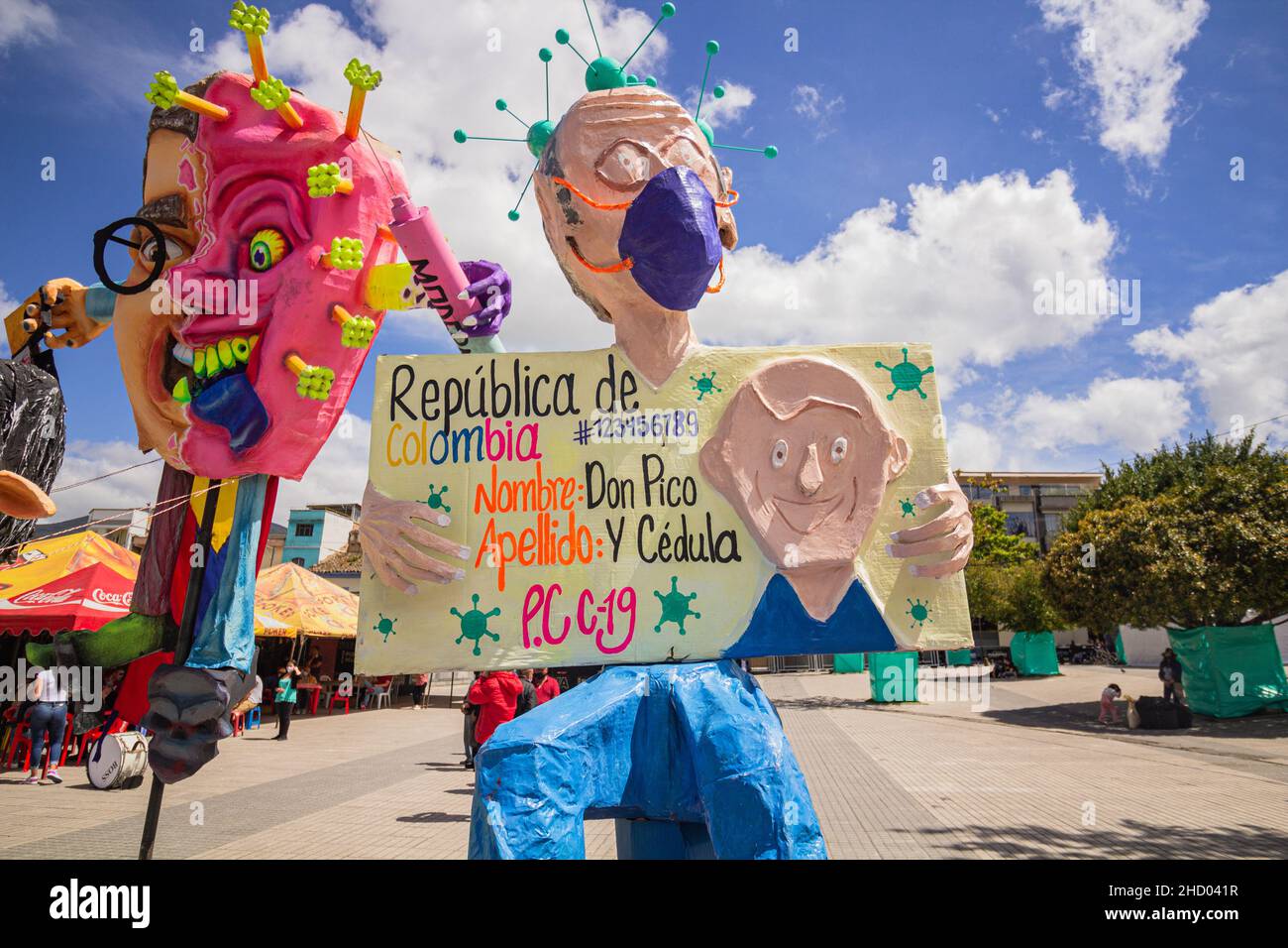 Pasto, Colombia. 31st Dec, 2021. A set of burning dolls portraying people with the COVID-19 disease in Pasto, Nariño - Colombia Every year, Colombians make dolls that symbolize the past year and sorrow, which will be burnt in a traditional celebration on new year's eve, on December 31, 2021. Credit: Long Visual Press/Alamy Live News Stock Photo