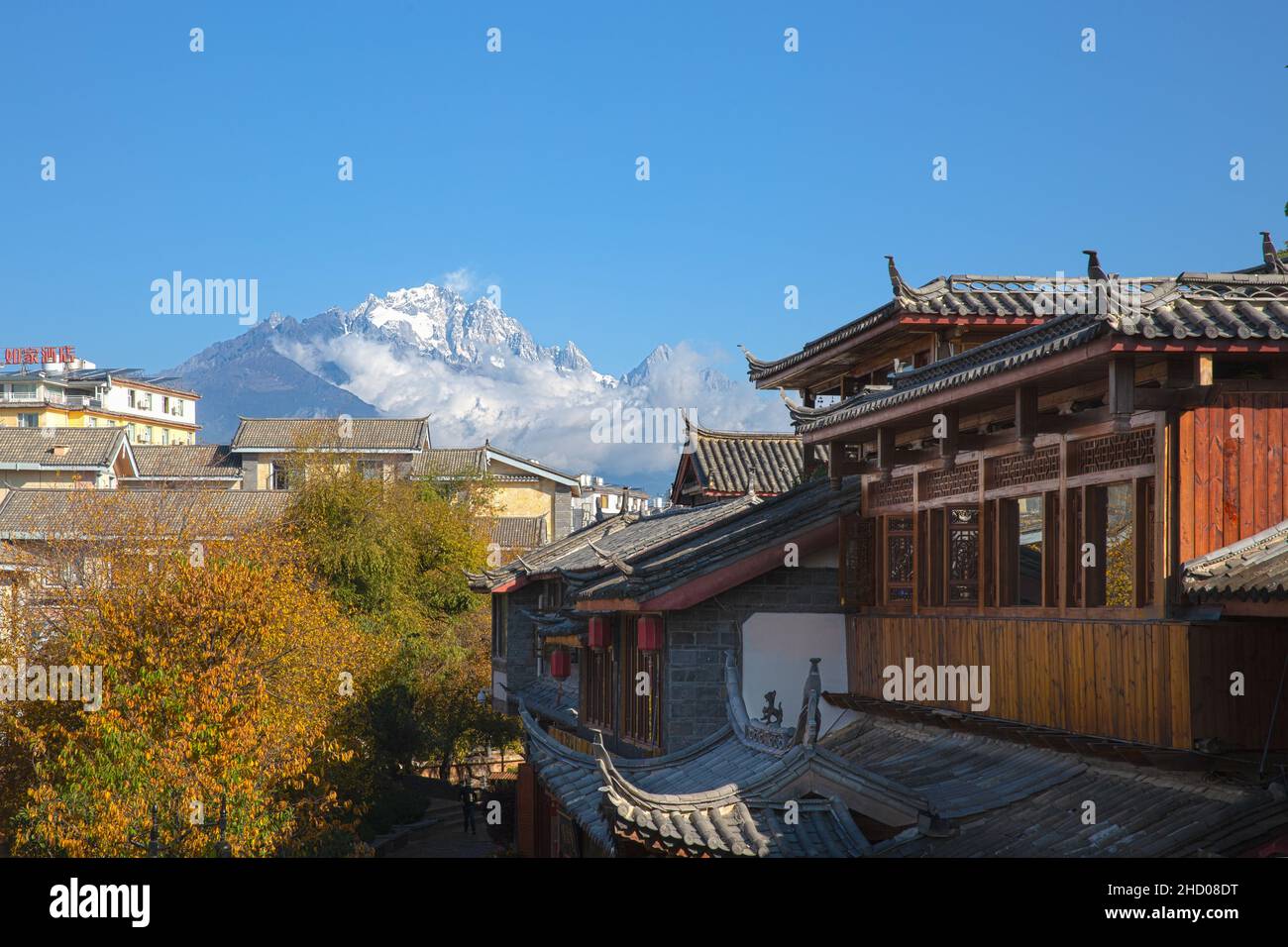 Jade Dragon Snow Mountain from Lijiang Ancient Town ,Yunnan ,China Stock Photo Alamy