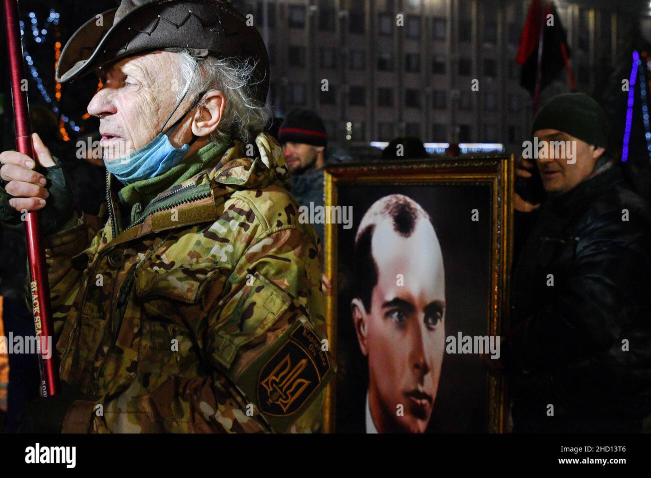 A participant seen next to Banderaís portrait, during the procession. Ukrainian far-right supporters held a torchlight procession in Sloviansk in honor of the 113th anniversary of the birth of the leader of Ukrainian nationalists, Stepan Bandera. The far-right activists chanted 'Glory to the nation!' and 'Death to enemies!'. (Photo by Andriy Andriyenko / SOPA Images/Sipa USA) Stock Photo