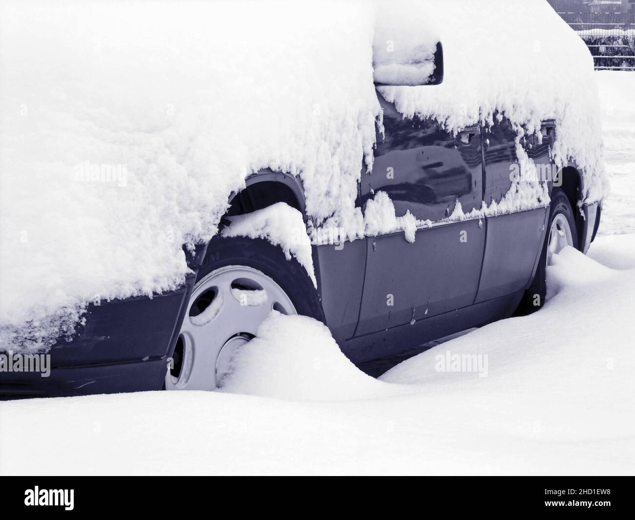 Ein Mercedes Benz Auto wird mit einem Besen aus Schnee und Eis, Deutschland  gereinigt Stockfotografie - Alamy