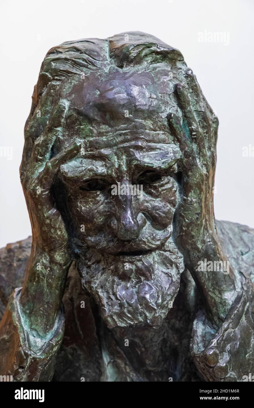 England, Dorset, Bournemouth, Russell-Cotes Museum, Bronze Sculpture of George Bernard Shaw by Kathleen Scott dated 1928 Stock Photo